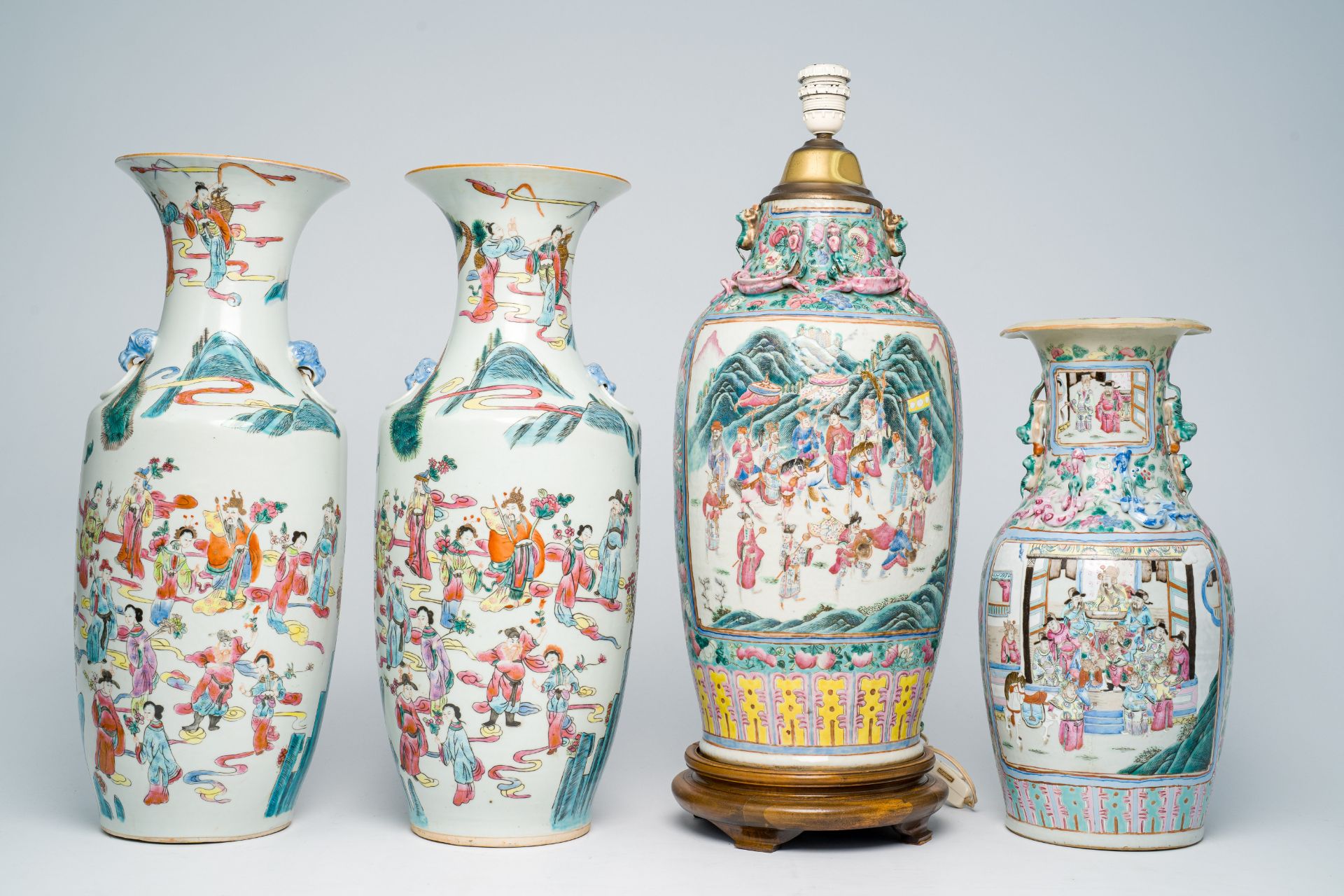 Four Chinese famille rose vases with palace and warrior scenes, one of which mounted as a lamp, 19th - Bild 3 aus 6