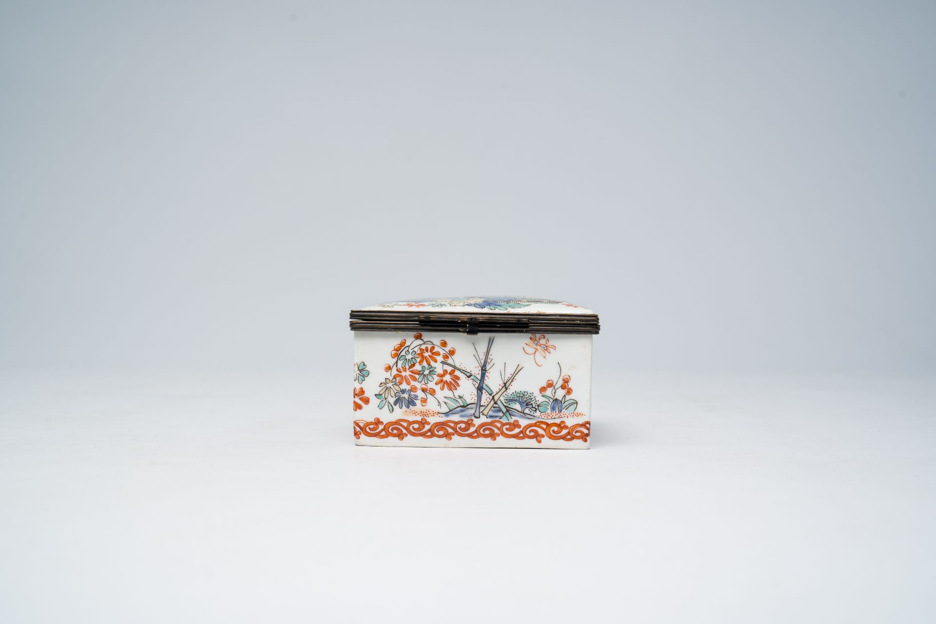 A French Samson Chantilly style box and cover with Kakiemon style floral design, Paris, 19th C. - Image 5 of 8