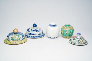 Three Chinese blue, white and famille rose covers and two jars, 19th/20th C.