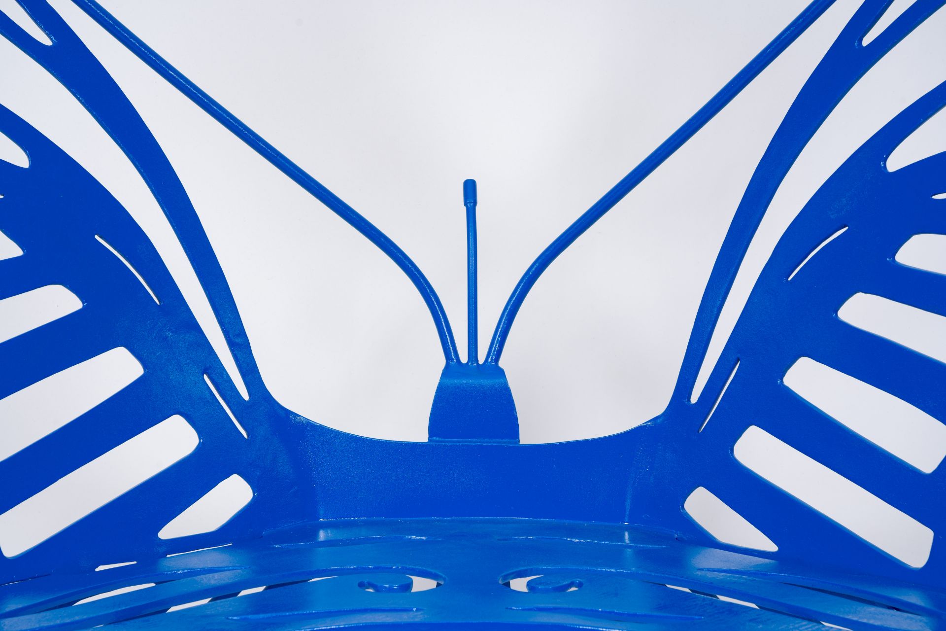 Olivier De Schrijver (1958): A monochrome blue wrought iron butterfly-shaped garden bench with orang - Image 4 of 14