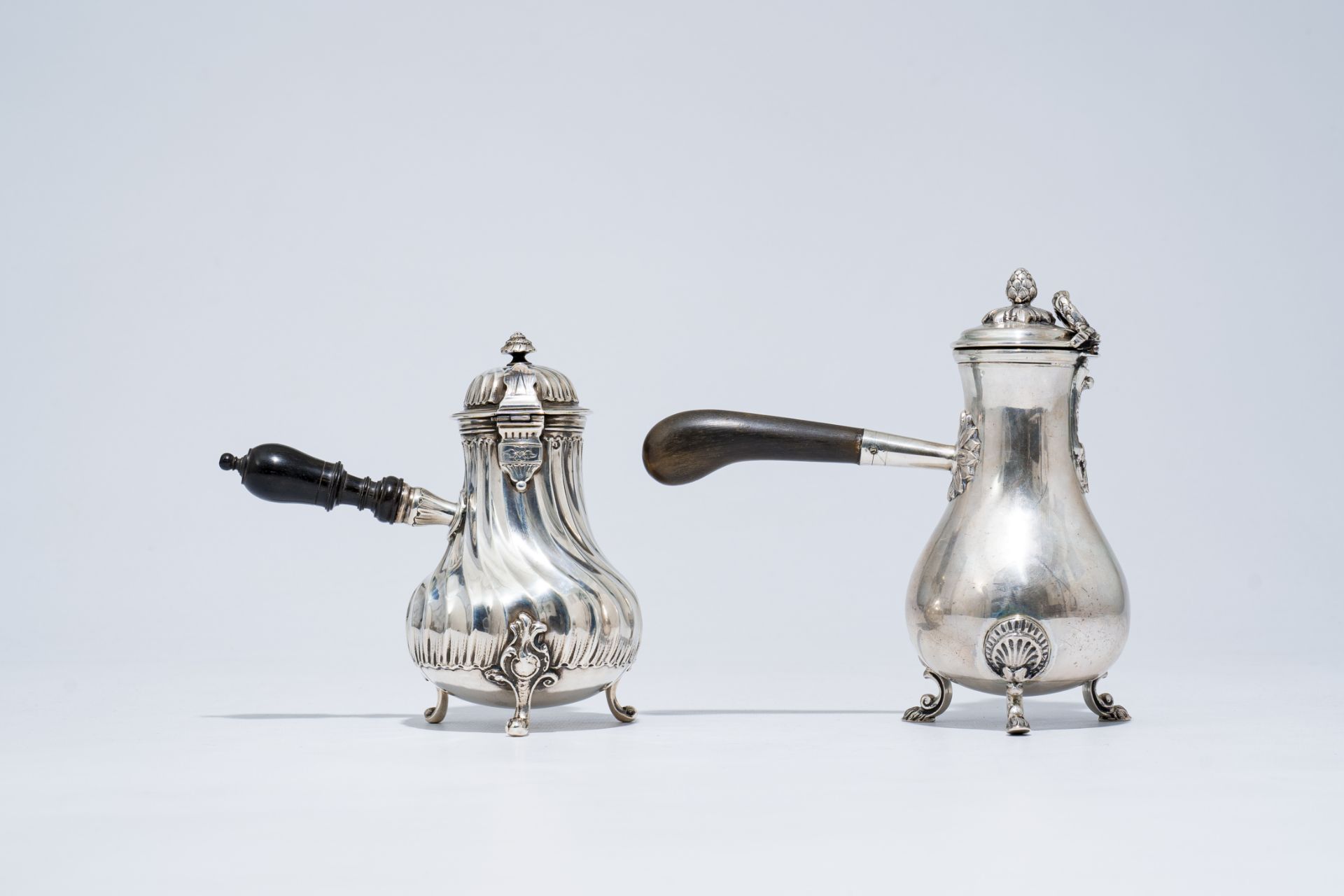 Two silver Louis XV and Louis XVI style 'egoist' jugs and covers, 800 and 950/000, 19th/20th C. - Image 3 of 9