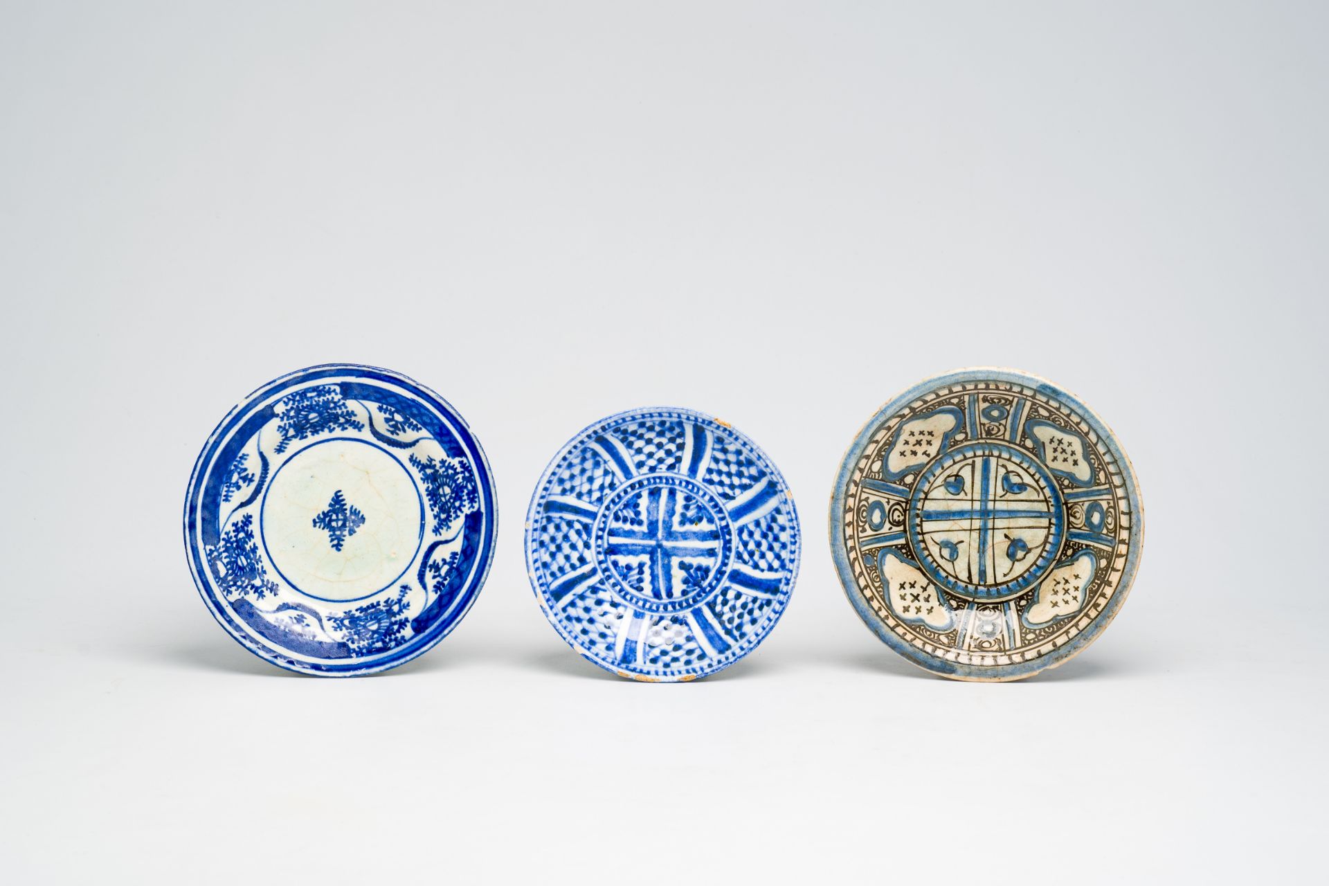 Seven Islamic pottery wares, incl. Iznik/Kutahya, Syria, Qajar, 17th C. and later - Bild 4 aus 11