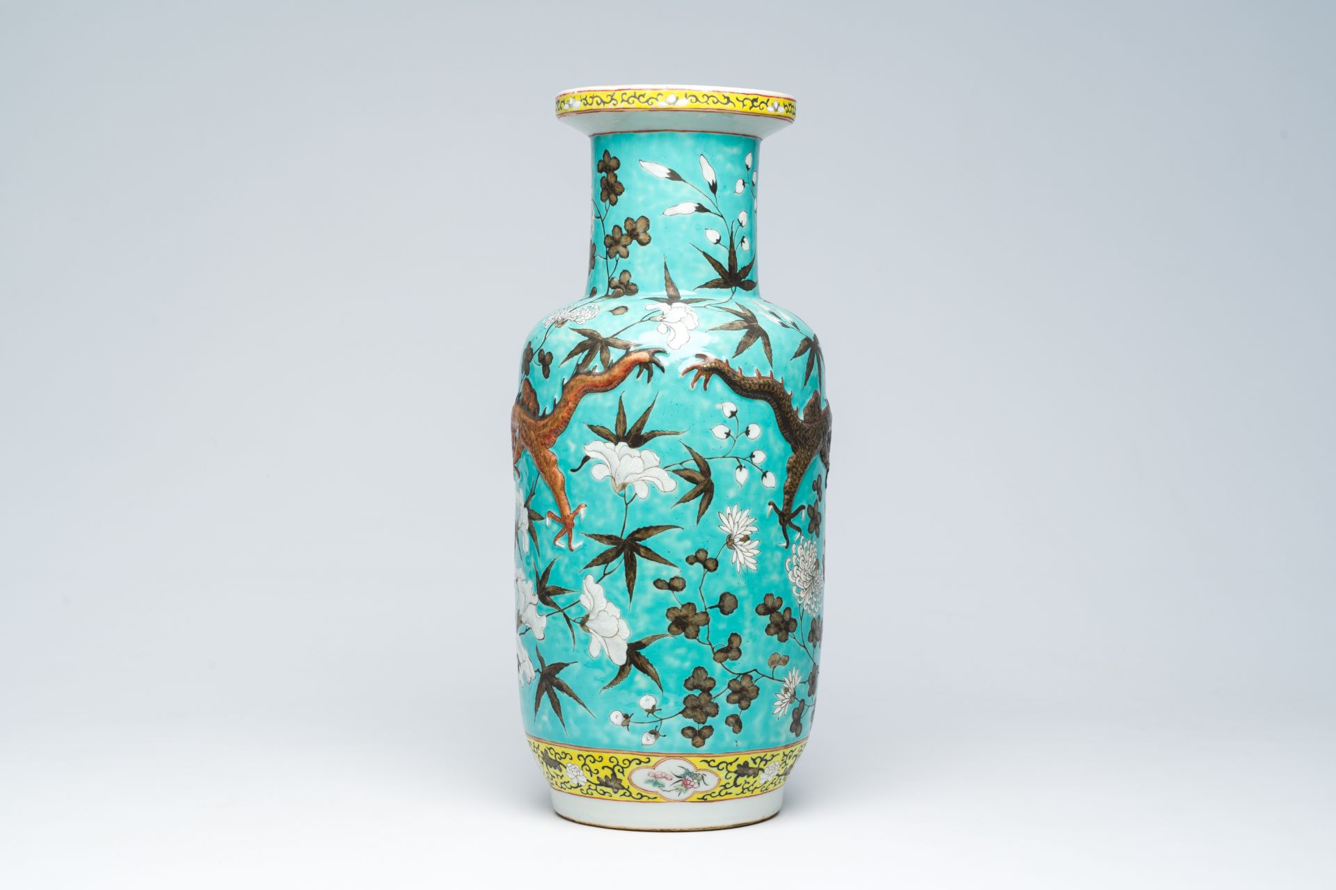 A Chinese famille rose turquoise ground Dayazhai style 'dragons chasing the pearl' vase, 19th C. - Bild 3 aus 6