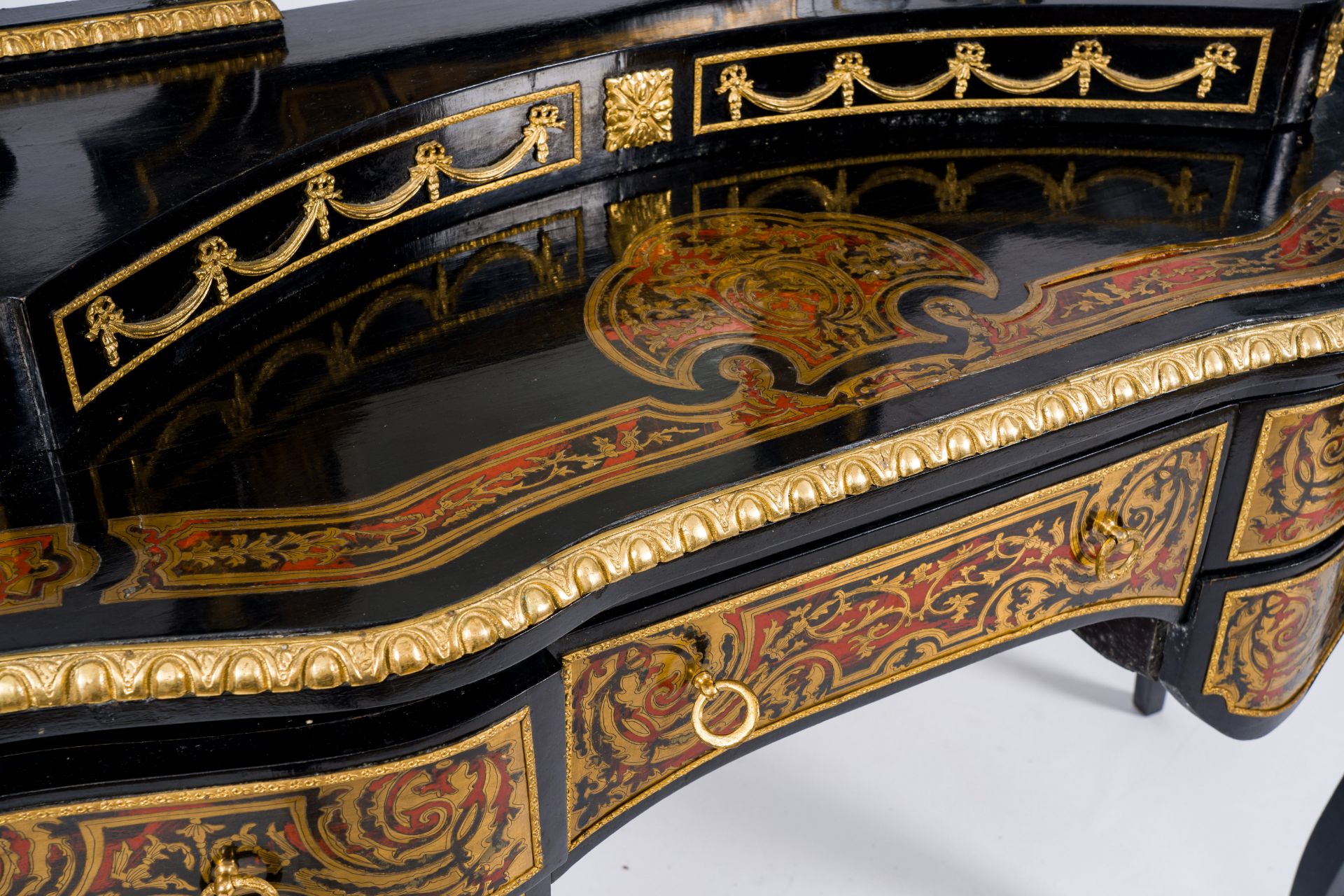 A French gilt mounted faux tortoiseshell and brass marquetry Boulle dressing table, 20th C. - Image 7 of 9