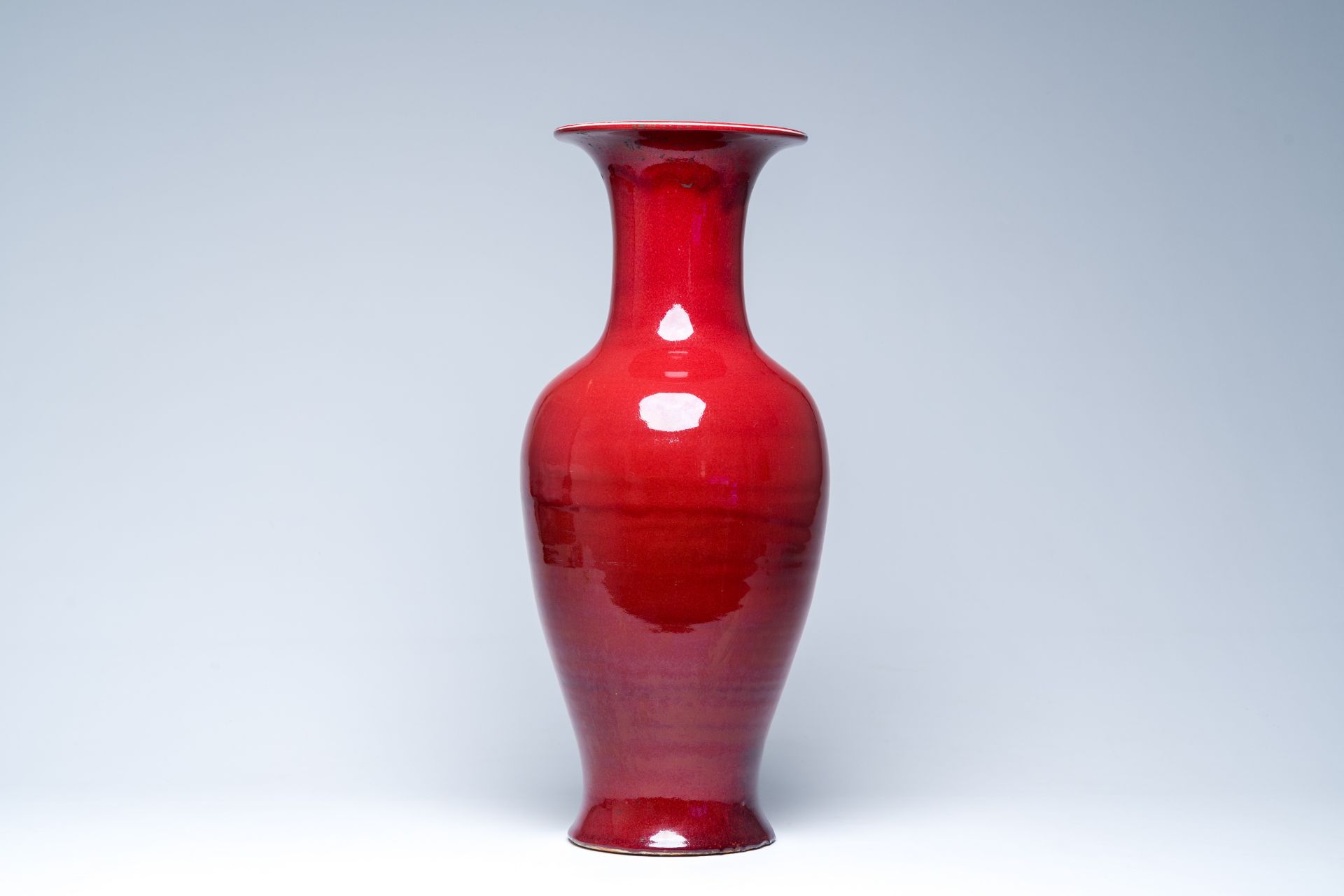 A Chinese monochrome sang-de-boeuf glazed vase, 20th C. - Bild 2 aus 6