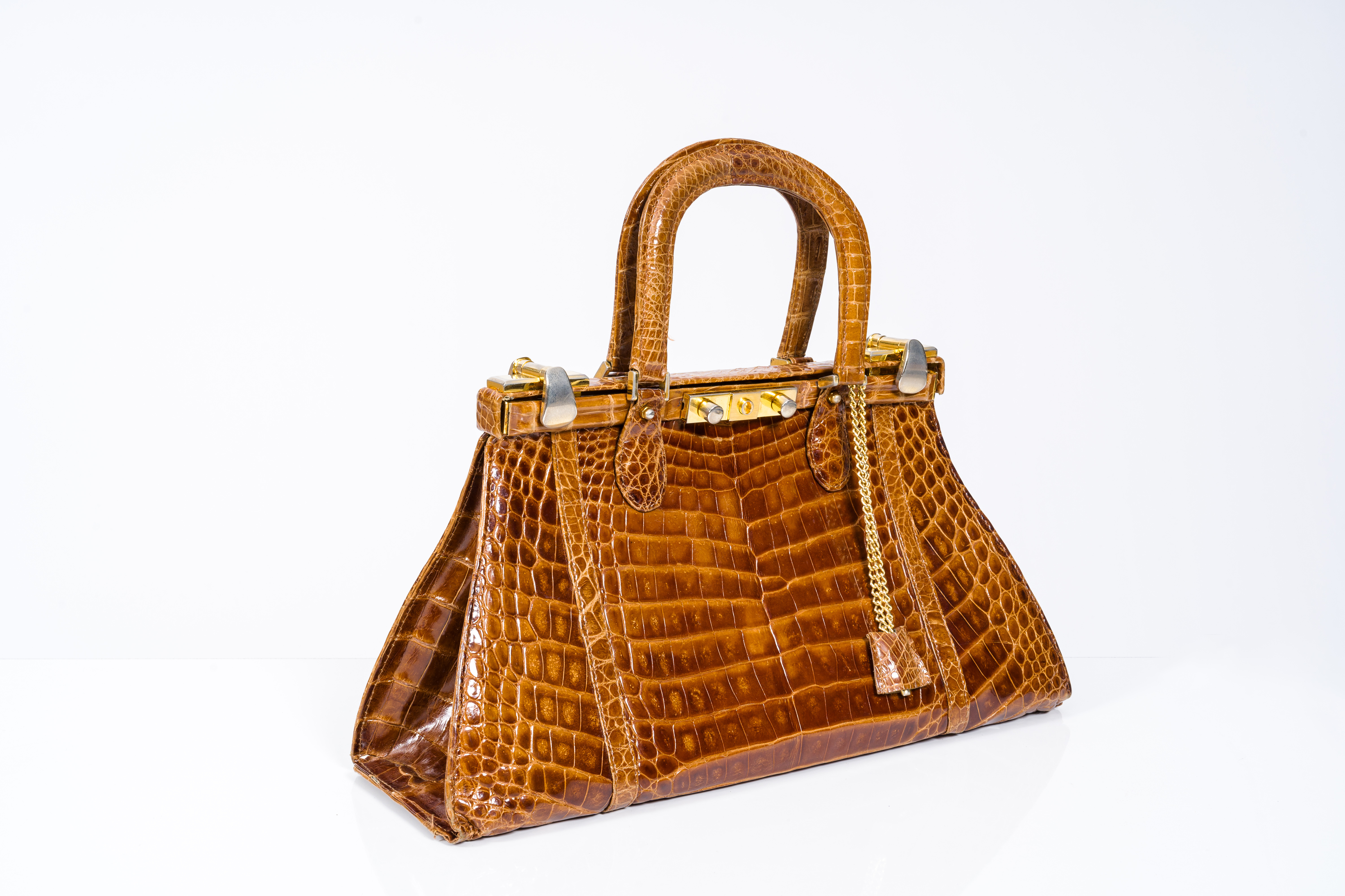 A brown leather crocodile handbag, 20th C.