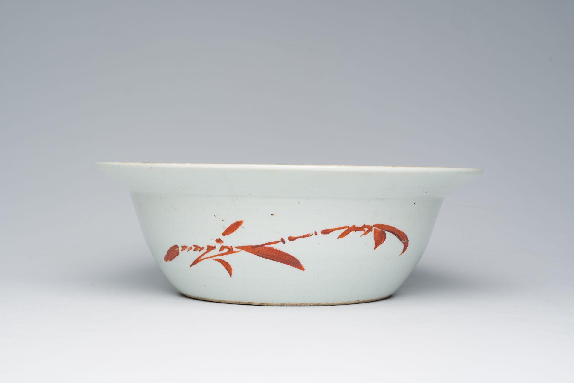 A Chinese famille rose bowl with a pheasant among blossoming branches, 19th C. - Bild 4 aus 9