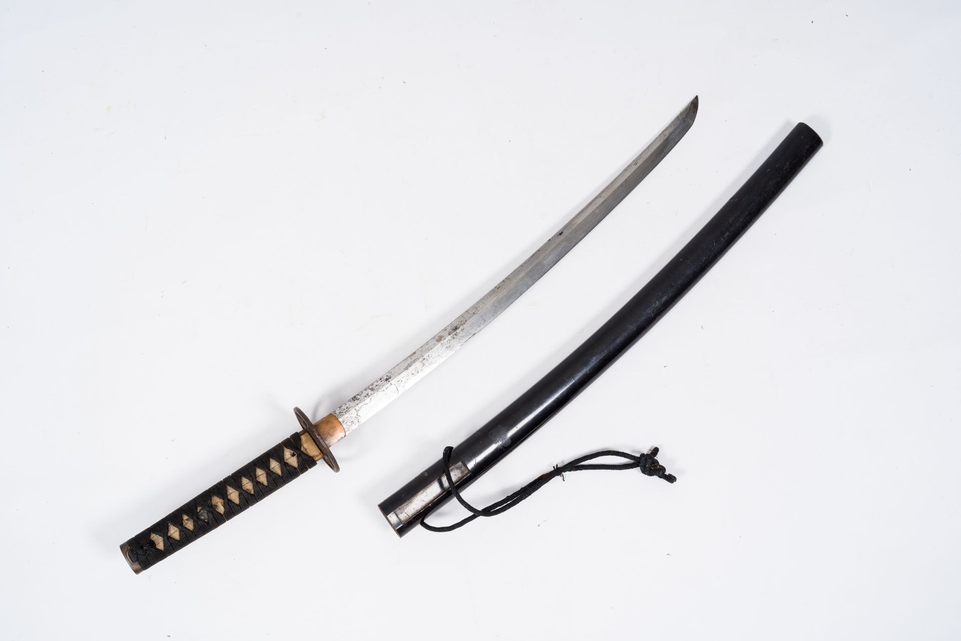 A Japanese wakizashi sword with scabbard, Edo, 18th/19th C. - Image 2 of 3