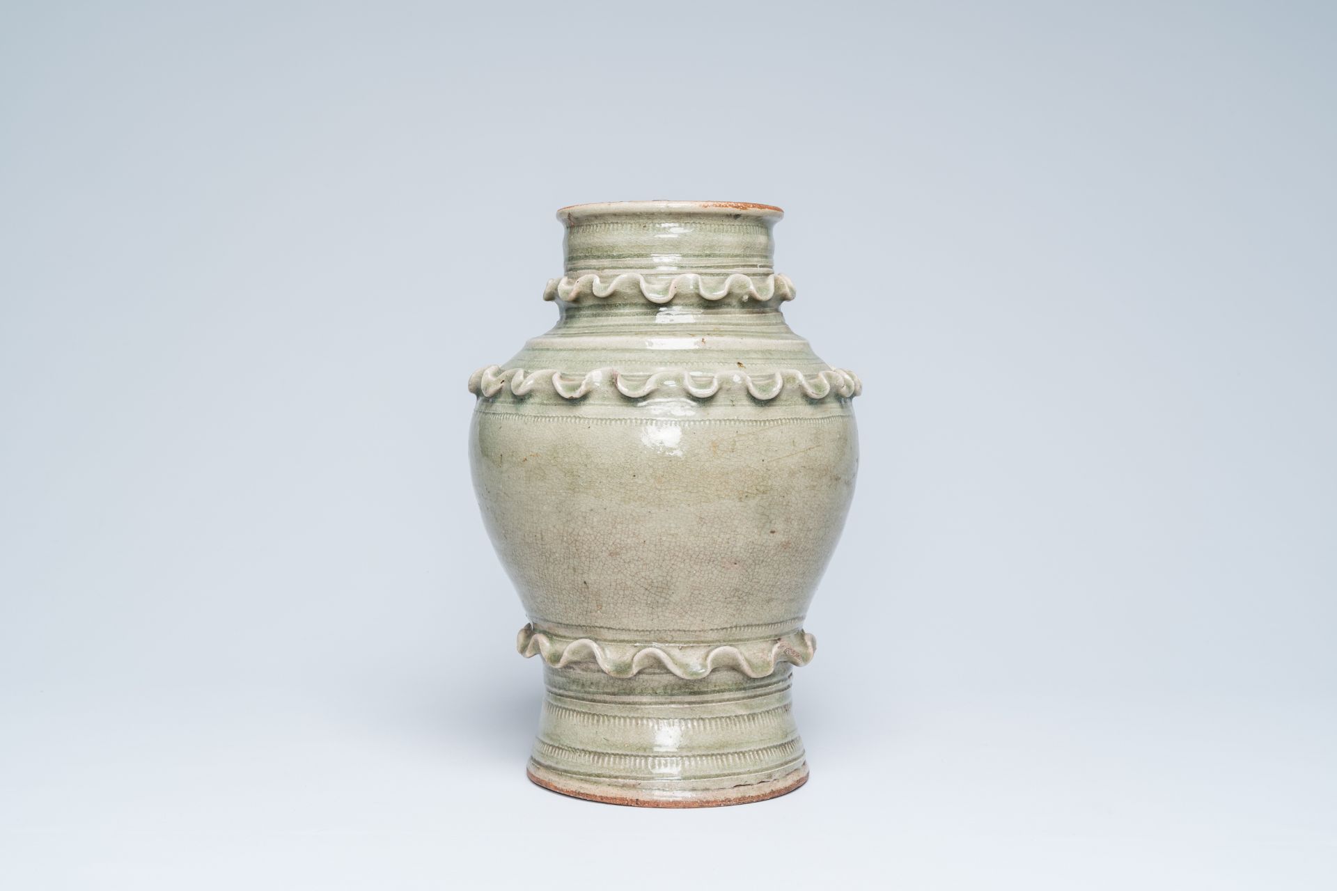 A celadon-glazed crackle-ground vase, Thailand or Vietnam, 18th/19th C. - Image 2 of 6