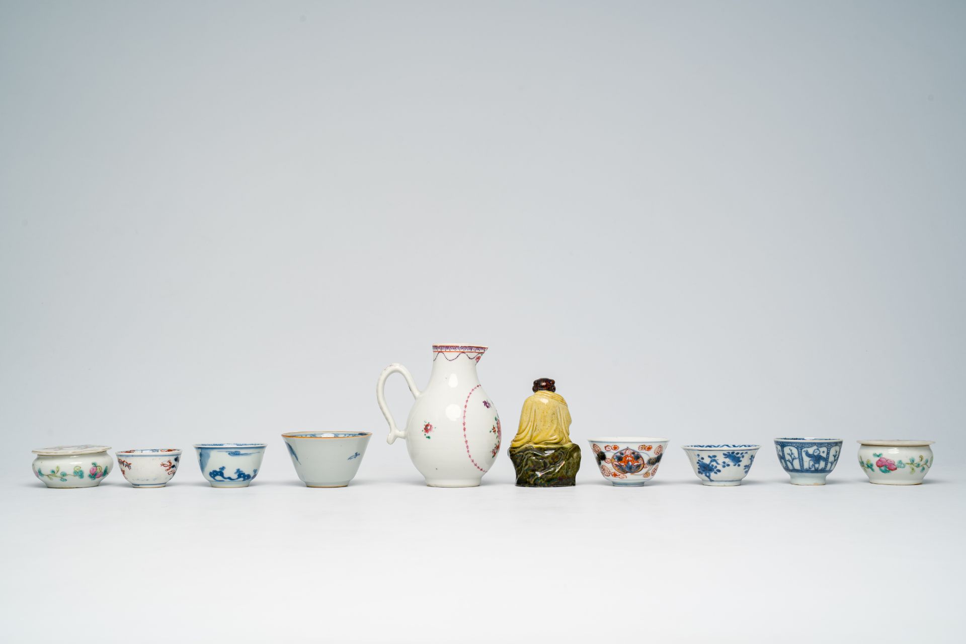 A varied collection of Chinese blue, white, Imari style and famille rose porcelain, a.o. Straits or - Image 8 of 13