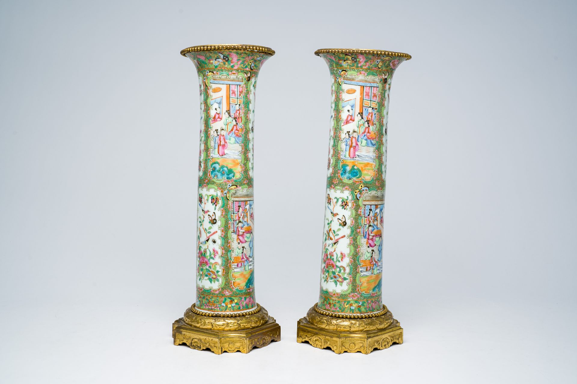 A pair of Chinese Canton famille rose gilt bronze mounted sleeve vases with palace scenes, 19th C. - Bild 2 aus 8