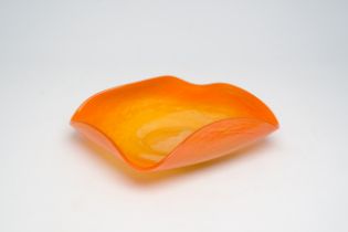 A French Schneider bowl with folded edges in orange-coloured marbled glass, 20th C.