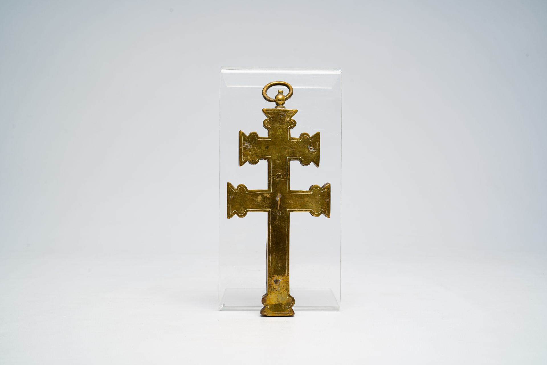 An engraved copper crucifix with relics of various saints, 19th/20th C. - Image 2 of 3