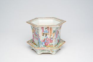 A Chinese hexagonal jardiniere on stand with a palace scene all around, 19th C.