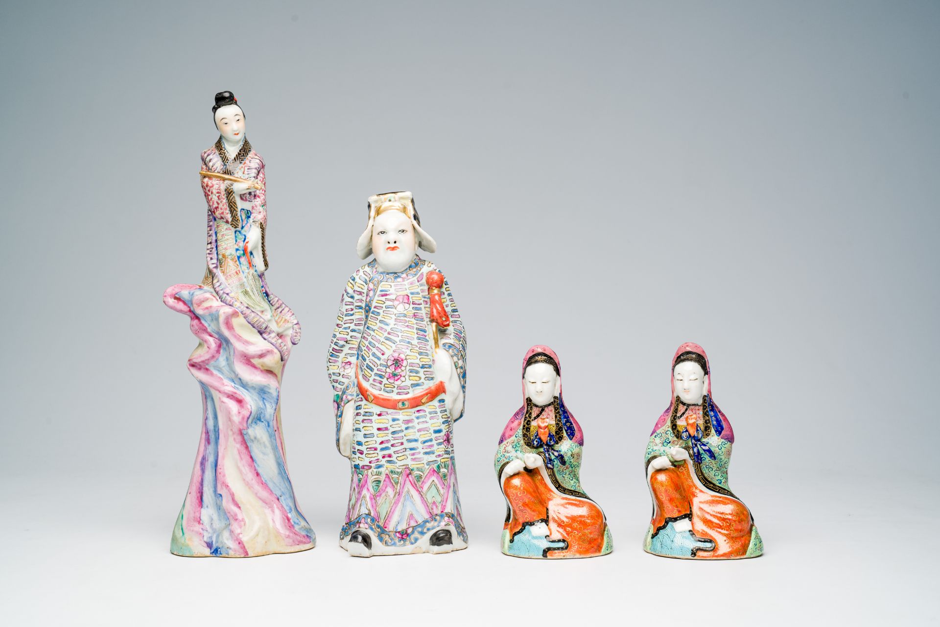 Four Chinese famille rose 'Immortals' figures, 19th/20th C. - Bild 2 aus 7