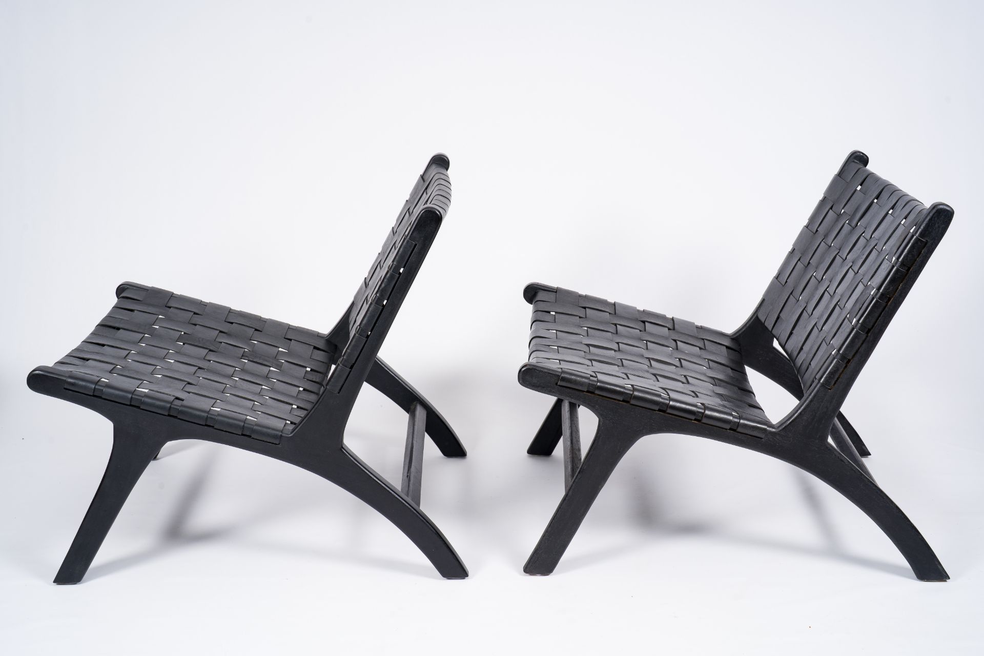 Olivier De Schrijver (1958): A pair of Los Angeles recliner chairs in black leather and black tinted - Image 3 of 10