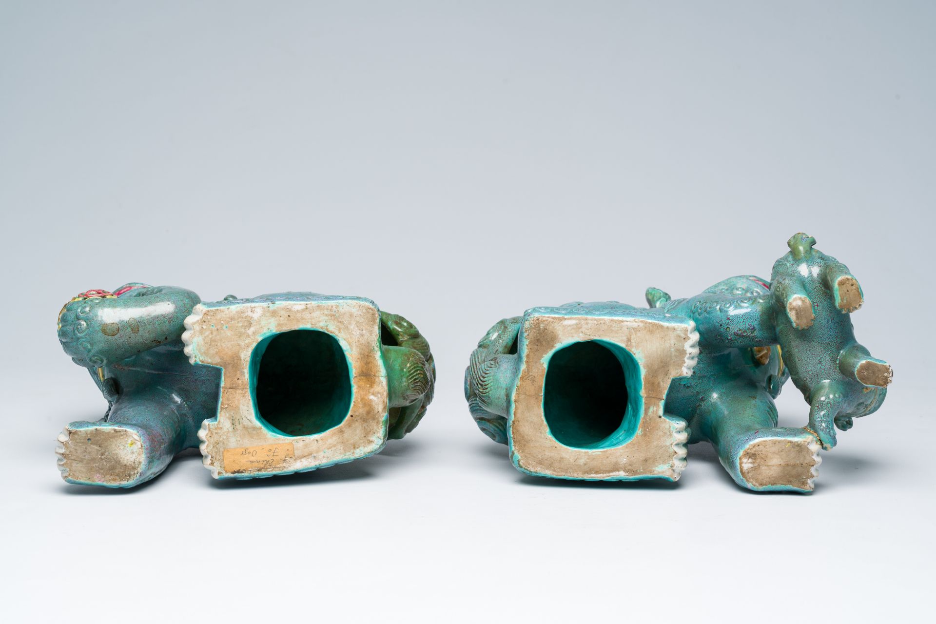 A pair of Chinese robin's egg glazed Buddhist lions, Republic, 20th C. - Bild 7 aus 8