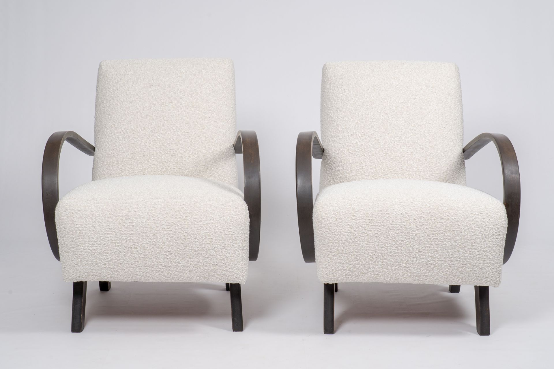 Jindrich Halabala (1903-1978): A pair of wood armchairs with fabric upholstery, third quarter 20th C - Image 2 of 7