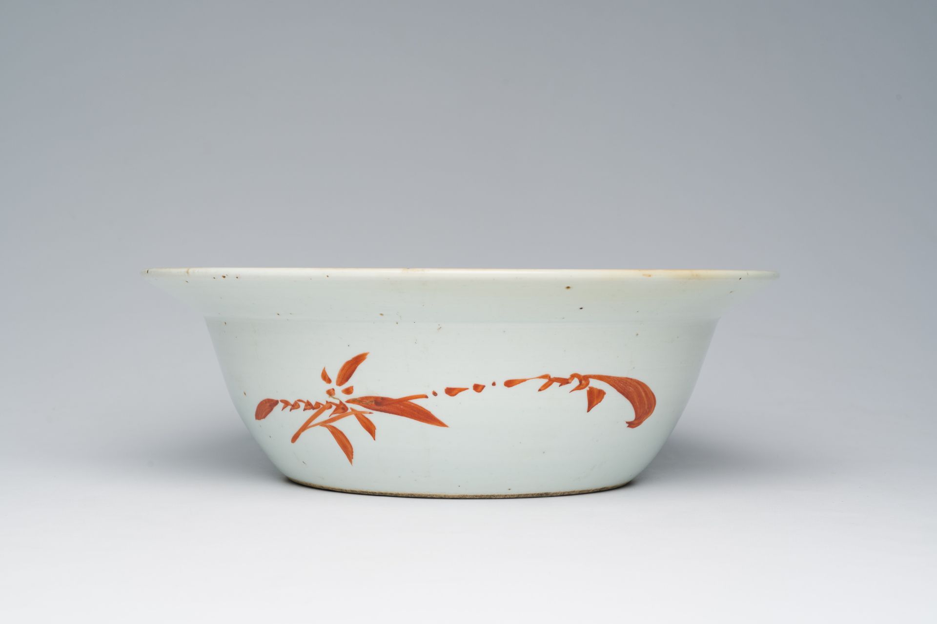 A Chinese famille rose bowl with a pheasant among blossoming branches, 19th C. - Bild 6 aus 9