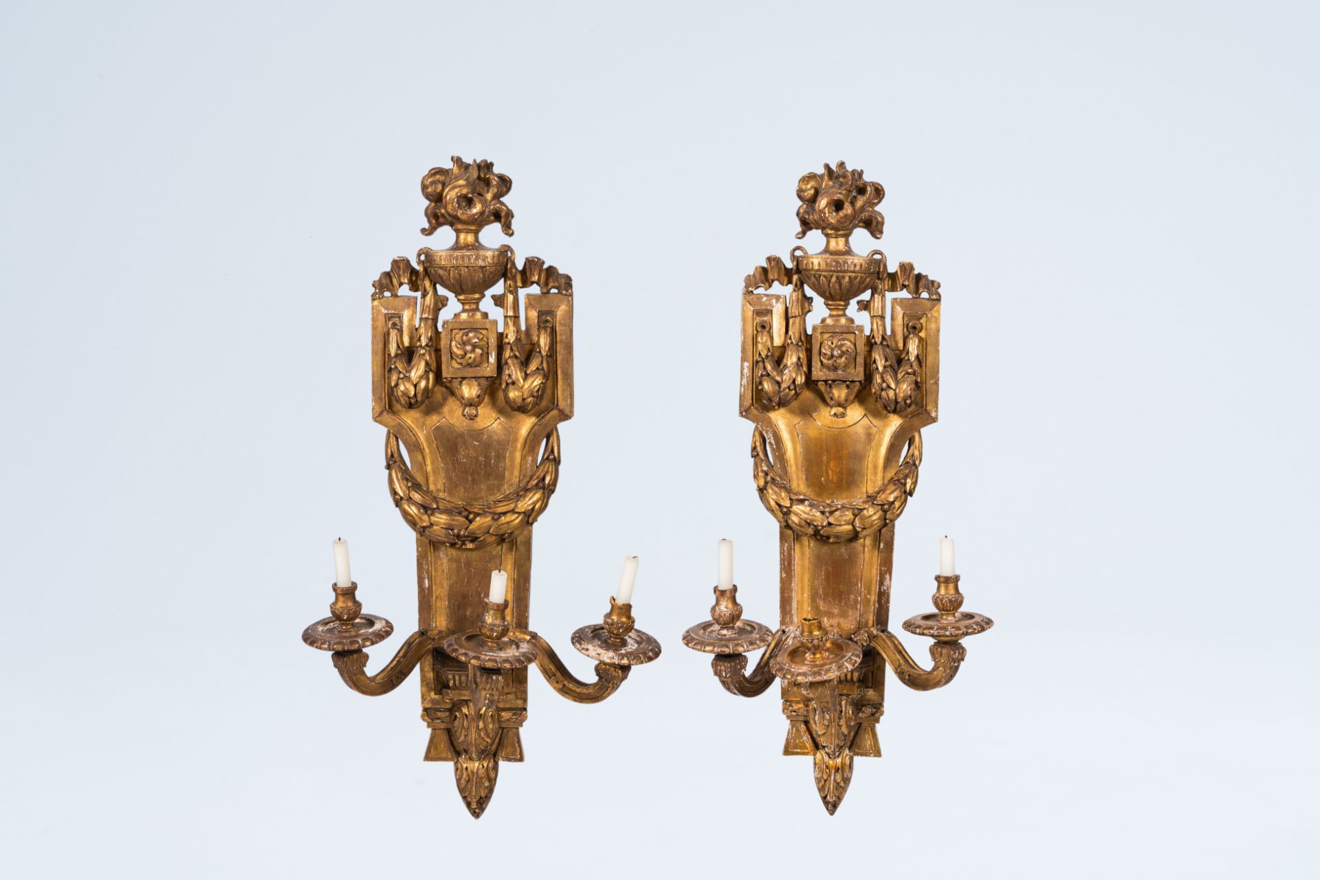 A pair of French Neoclassical gilt wood three-light wall appliques, 19th C. - Bild 2 aus 2
