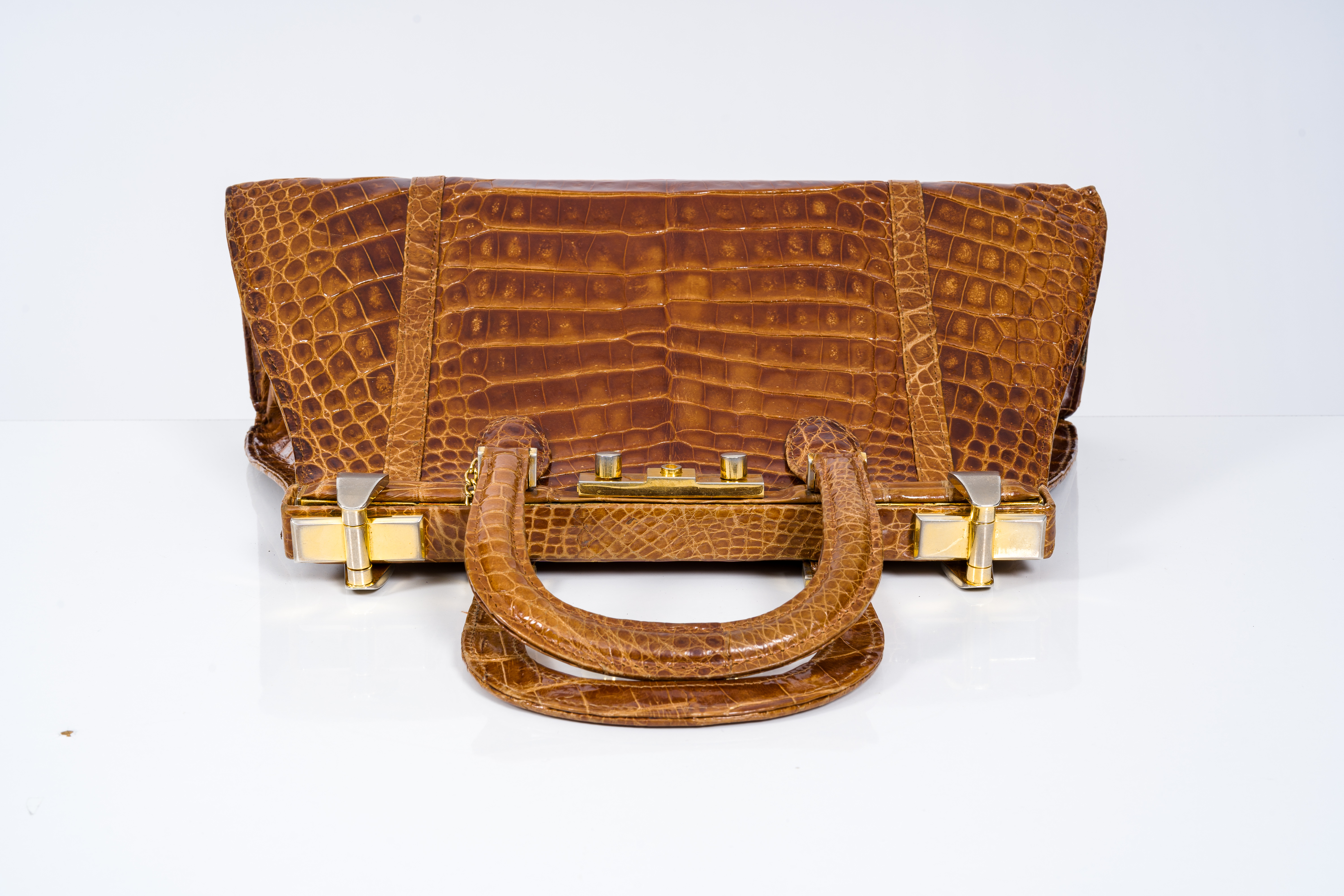 A brown leather crocodile handbag, 20th C. - Image 6 of 9