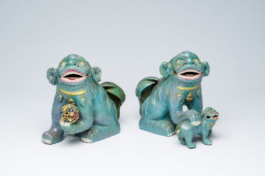 A pair of Chinese robin's egg glazed Buddhist lions, Republic, 20th C. - Bild 1 aus 8