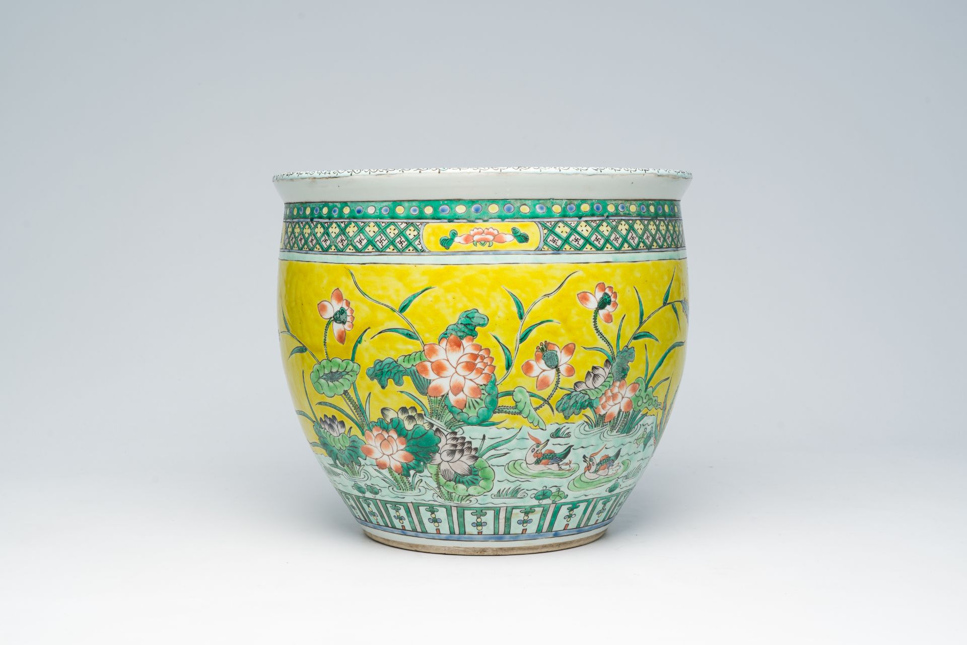 A Chinese famille verte jardiniere with birds among blossoming branches, 19th C. - Image 4 of 7