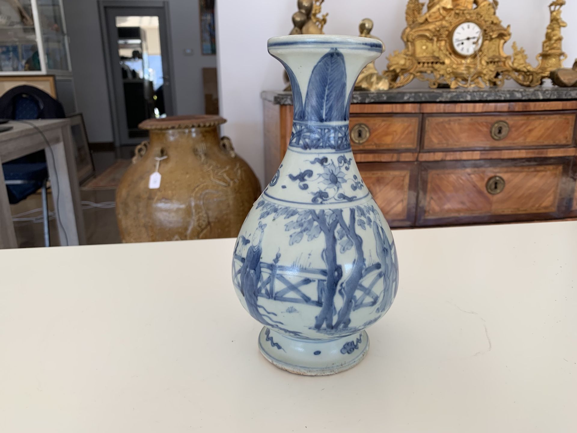 A Chinese blue and white vase with go players, 19th/20th C. - Image 7 of 8