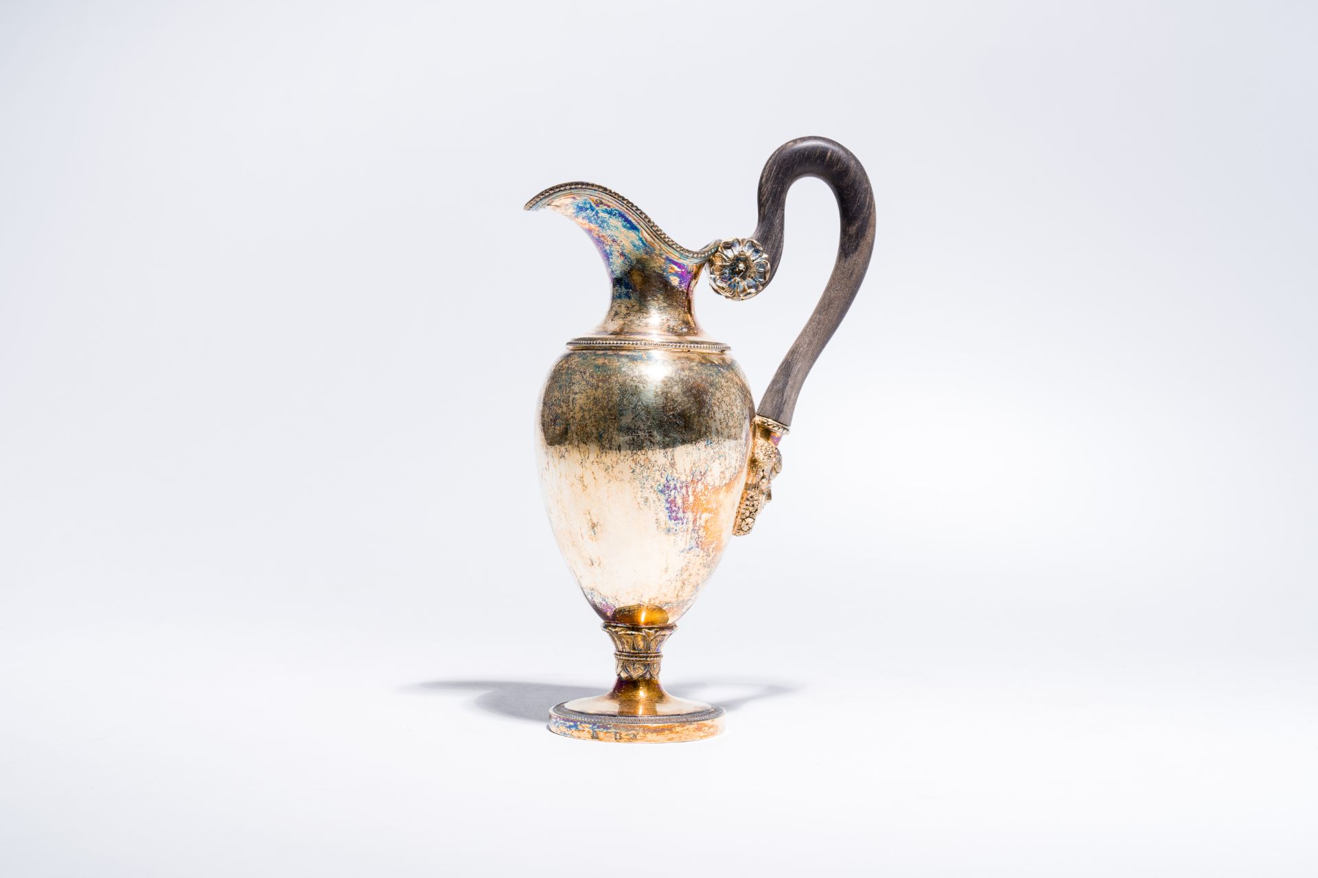 A Belgian gilt silver ewer with a mascaron and a wood handle, maker's mark K, first third 19th C. - Image 4 of 8