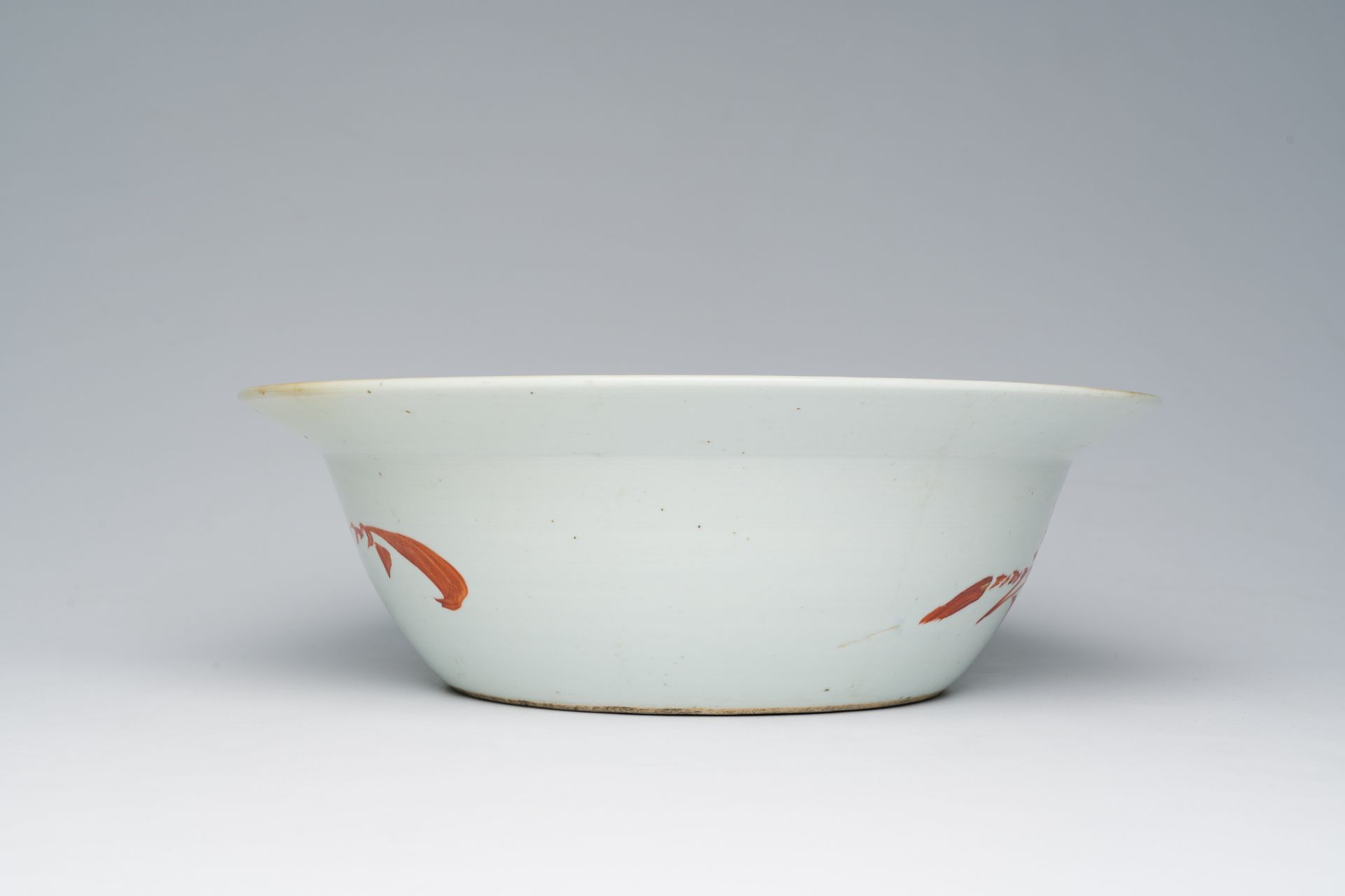A Chinese famille rose bowl with a pheasant among blossoming branches, 19th C. - Bild 7 aus 9