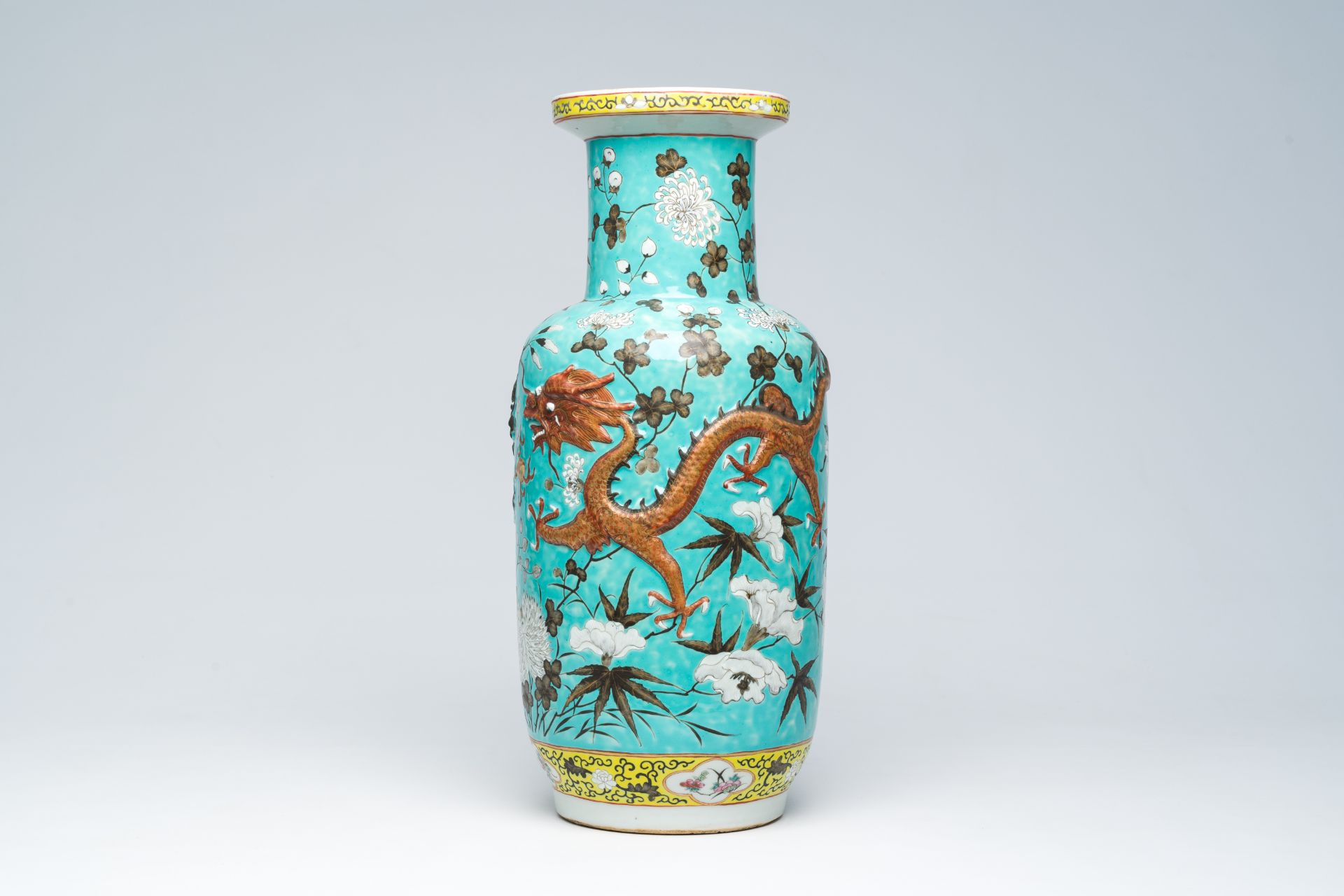 A Chinese famille rose turquoise ground Dayazhai style 'dragons chasing the pearl' vase, 19th C. - Bild 2 aus 6