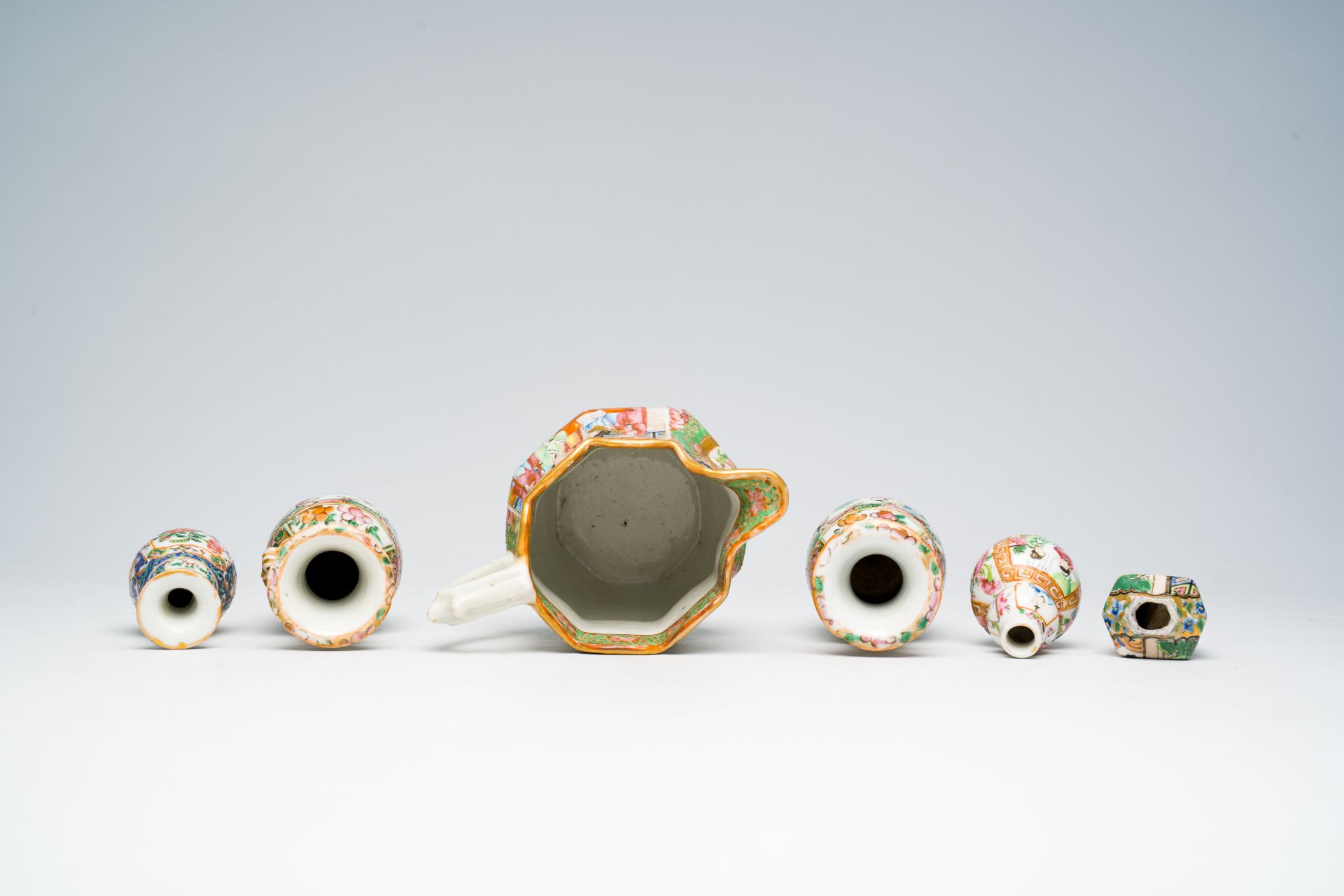 A varied collection of Chinese Canton famille rose porcelain with palace scenes and floral design, 1 - Image 10 of 11