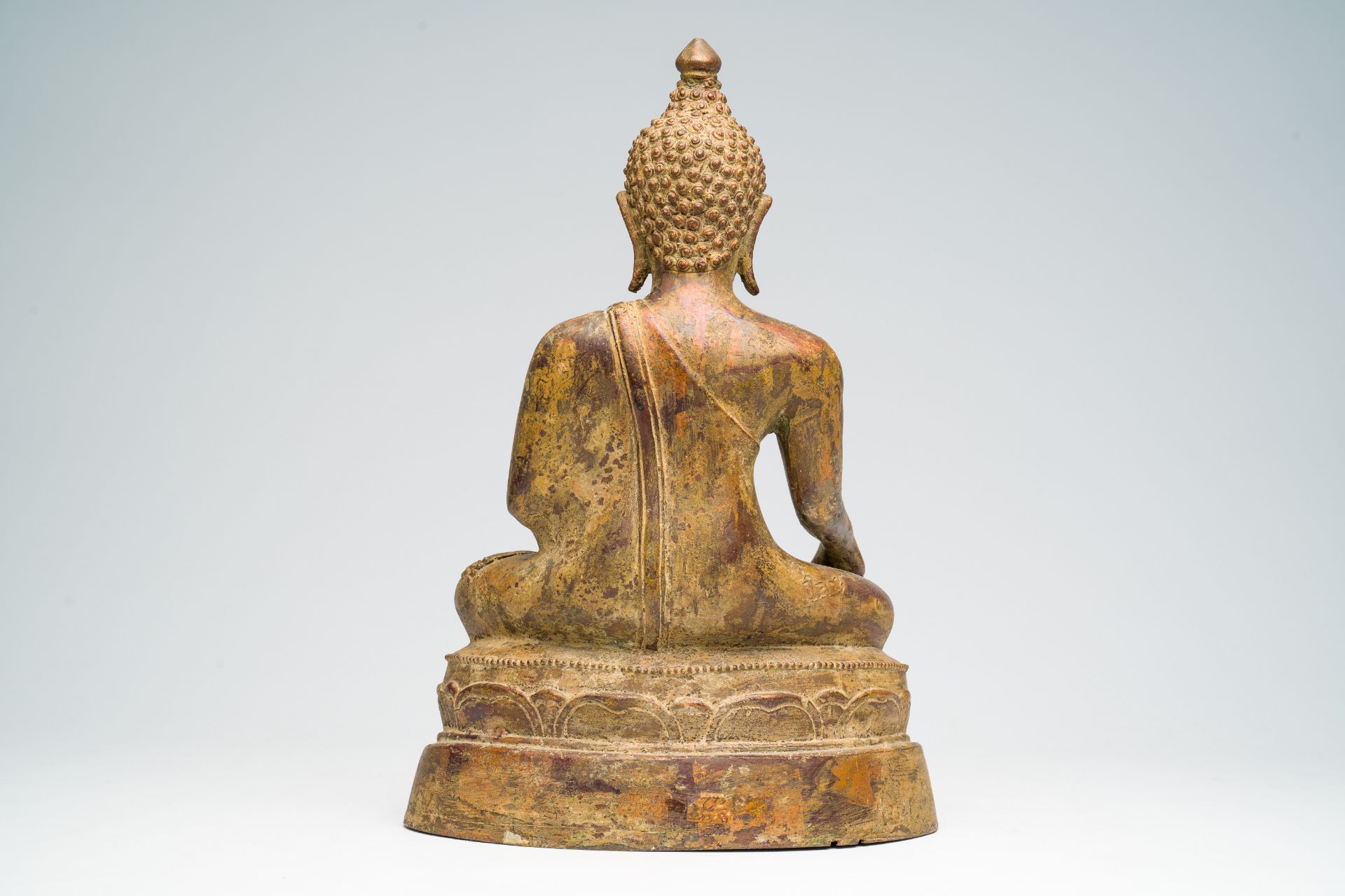 A Thai bronze Buddha in Ayutthaya-style, 18th/19th C. - Bild 4 aus 7