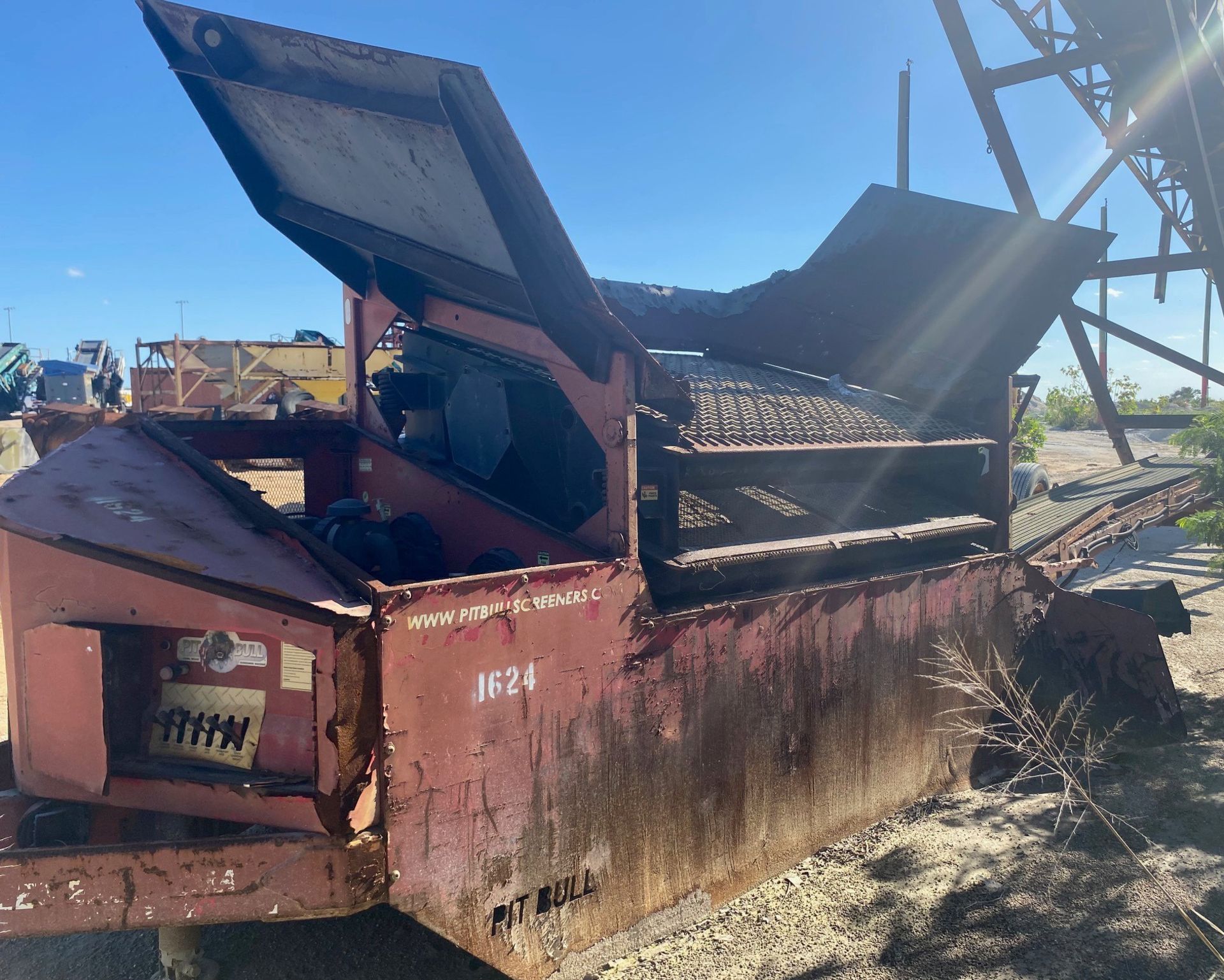 PITBULL (2013) 2300 TOPSOIL SCREENER WITH 20' STACKING CONVEYOR, 2 TIER SHAKER TABLE, 42 SQ/FT - Image 2 of 3