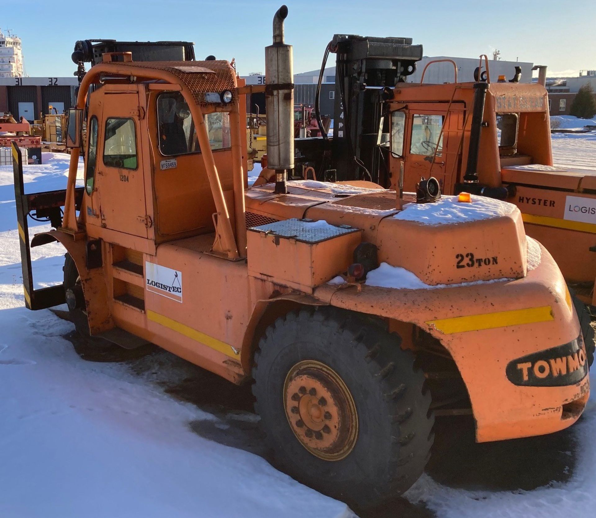 TOWMOTOR-CATERPILLAR AH-46 46,000 LB. CAPACITY HEAVY DUTY OUTDOOR DIESEL FORKLIFT WITH 119" MAX. - Image 3 of 7