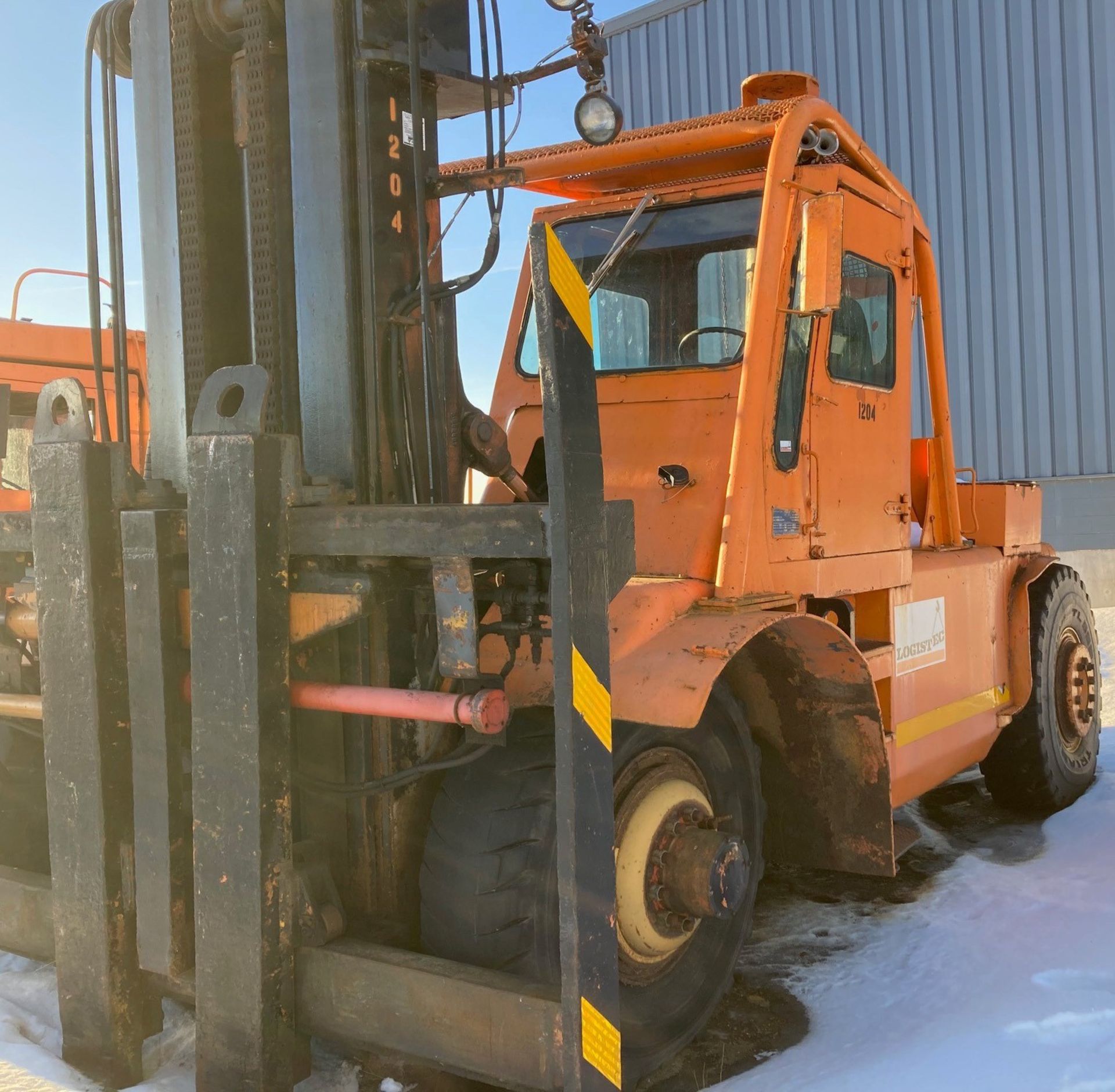 TOWMOTOR-CATERPILLAR AH-46 46,000 LB. CAPACITY HEAVY DUTY OUTDOOR DIESEL FORKLIFT WITH 119" MAX. - Image 2 of 7