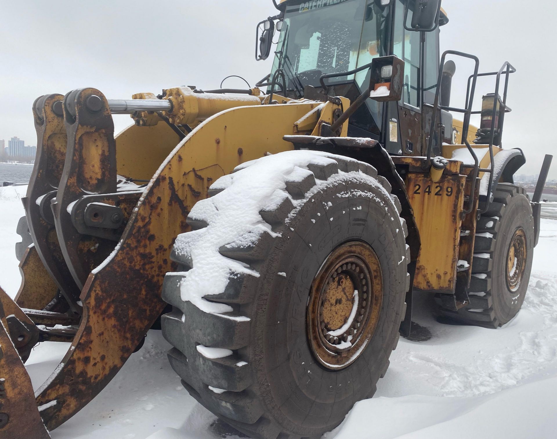 CATERPILLAR 980H (2011) FRONT END ARTICULATING WHEEL LOADER WITH 45,812 LB. CAPACITY (MAX. TIPPING - Image 4 of 10