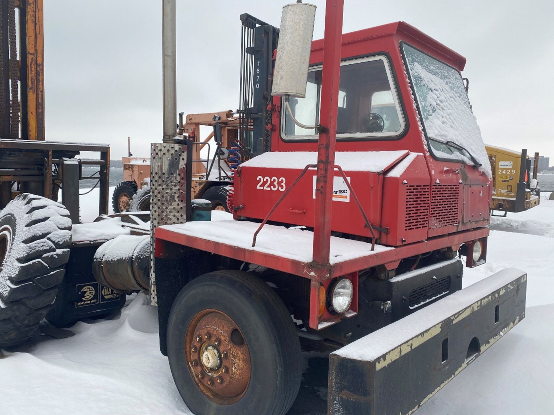 OTTAWA YT50 4X2 YARD TRACTOR WITH DETROIT DIESEL 8.2L DIESEL ENGINE, 70,000 LB. 5TH WHEEL PLATE - Image 2 of 5