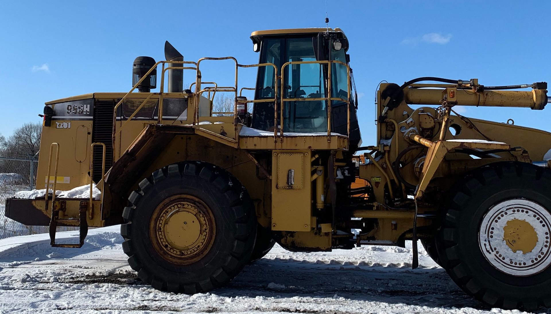 CATERPILLAR (2006) 988H FRONT END ARTICULATING WHEEL LOADER WITH 74,651 LB. CAPACITY (MAX. TIPPING - Image 5 of 9