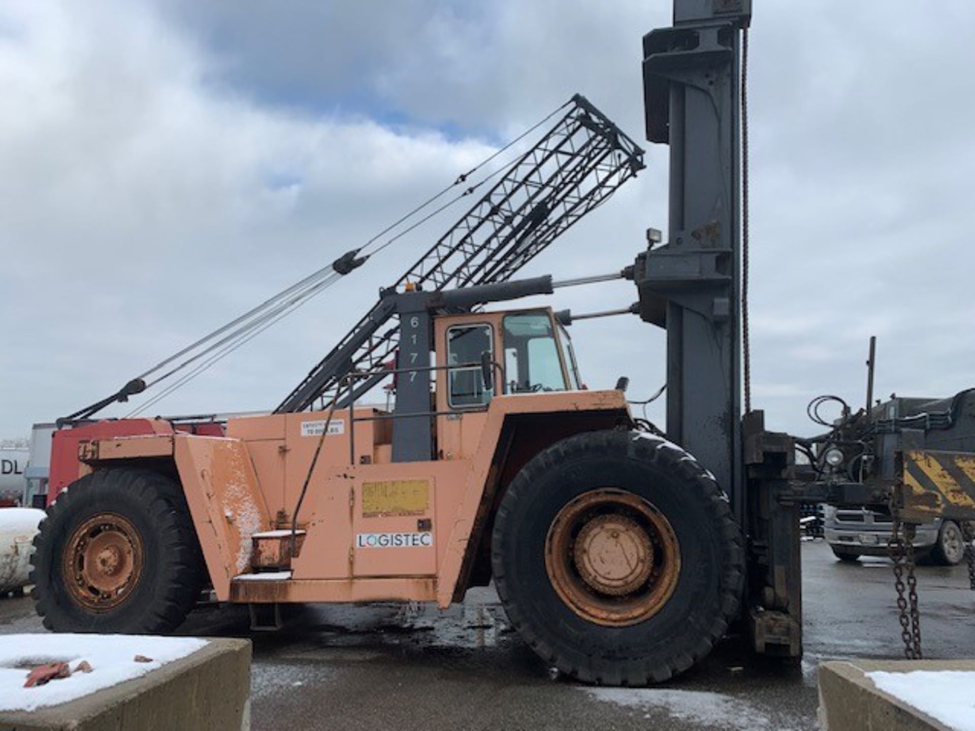 CATERPILLAR V925 66,200 LB. CAPACITY HEAVY DUTY OUTDOOR CONTAINER HANDLER FORKLIFT WITH 385" MAX. - Image 3 of 4