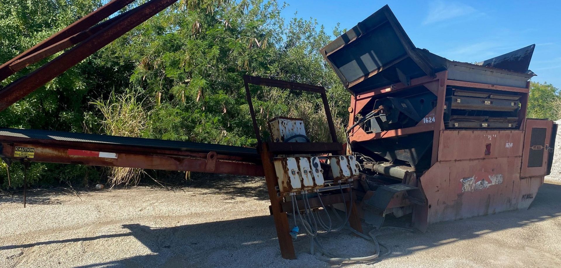 PITBULL (2013) 2300 TOPSOIL SCREENER WITH 20' STACKING CONVEYOR, 2 TIER SHAKER TABLE, 42 SQ/FT