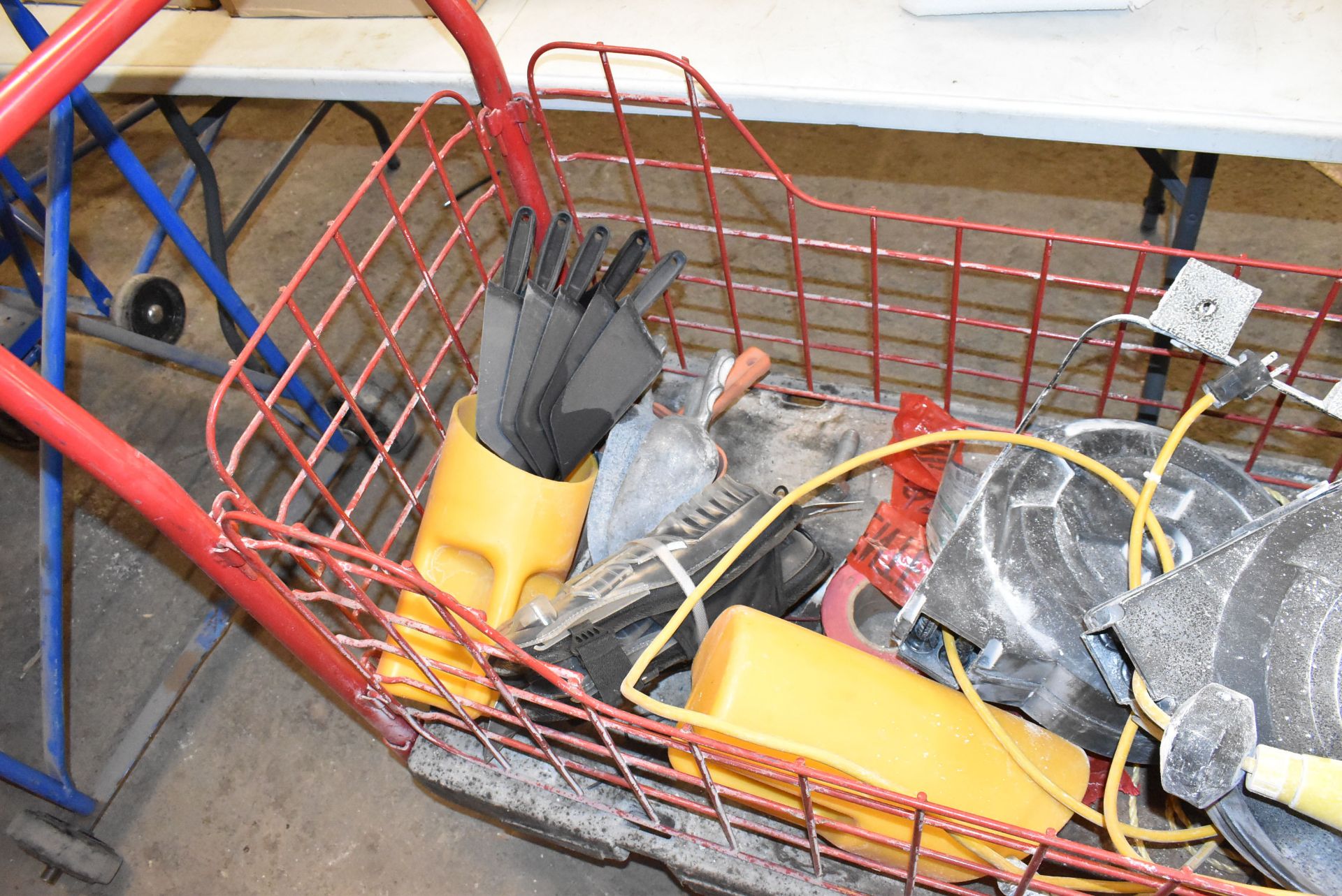 LOT/ CART WITH RETRACTABLE LIGHTS AND SUPPLIES [RIGGING FEE FOR LOT #533 - $30 CAD PLUS APPLICABLE - Image 3 of 3
