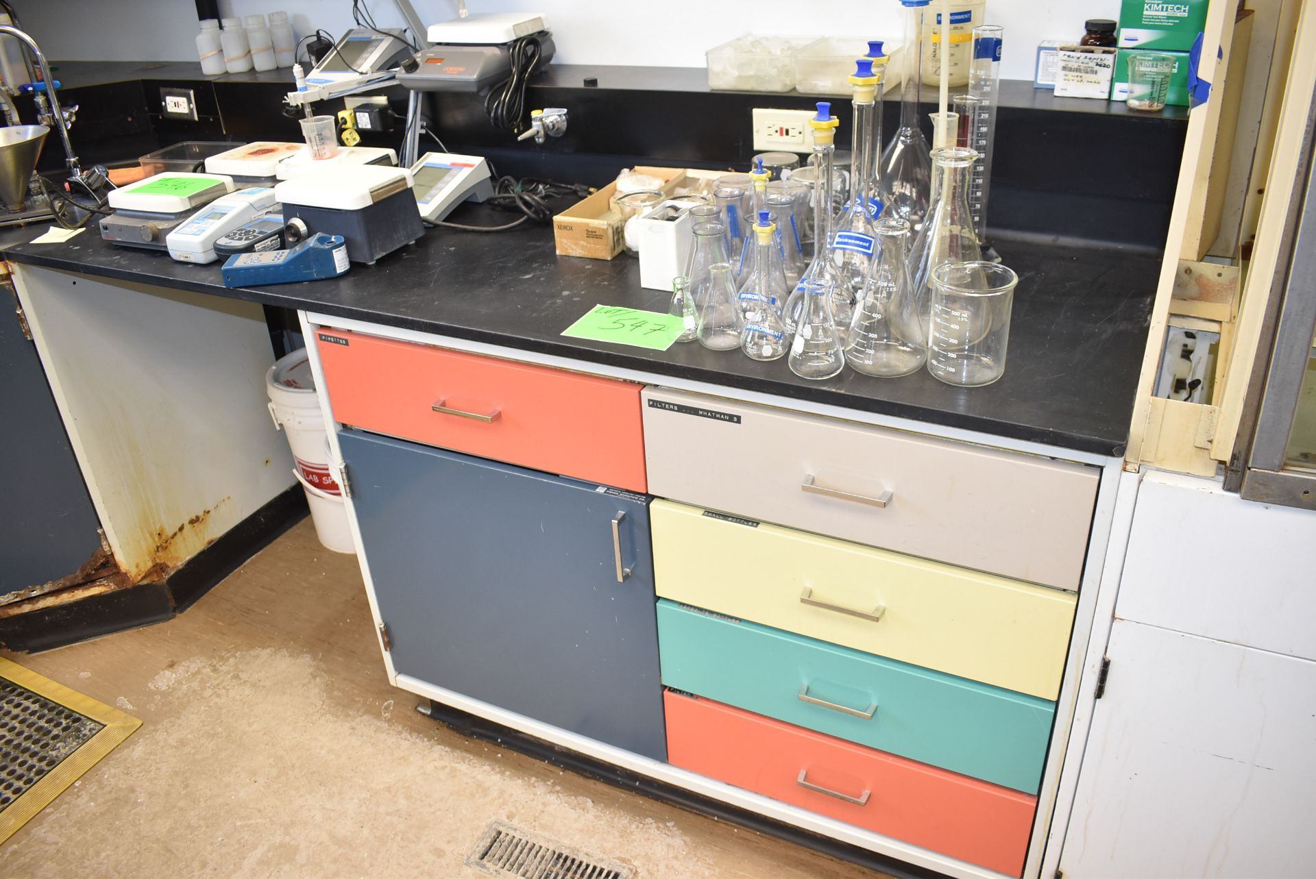LOT/  LABORATORY WORK BENCH WITH SINK (CI) [RIGGING FEE FOR LOT #552 - $250 CAD PLUS APPLICABLE - Image 3 of 3
