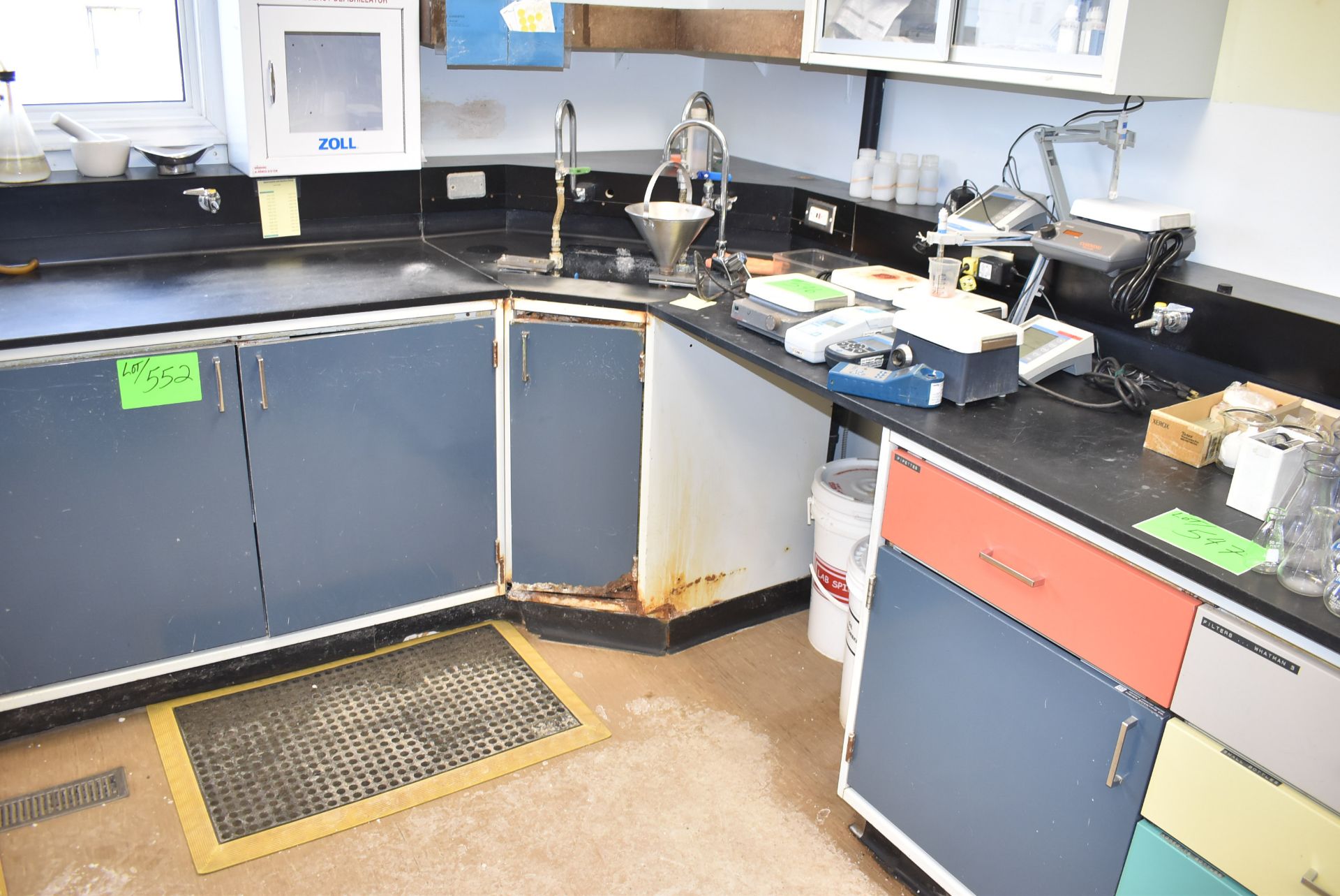 LOT/  LABORATORY WORK BENCH WITH SINK (CI) [RIGGING FEE FOR LOT #552 - $250 CAD PLUS APPLICABLE - Image 2 of 3