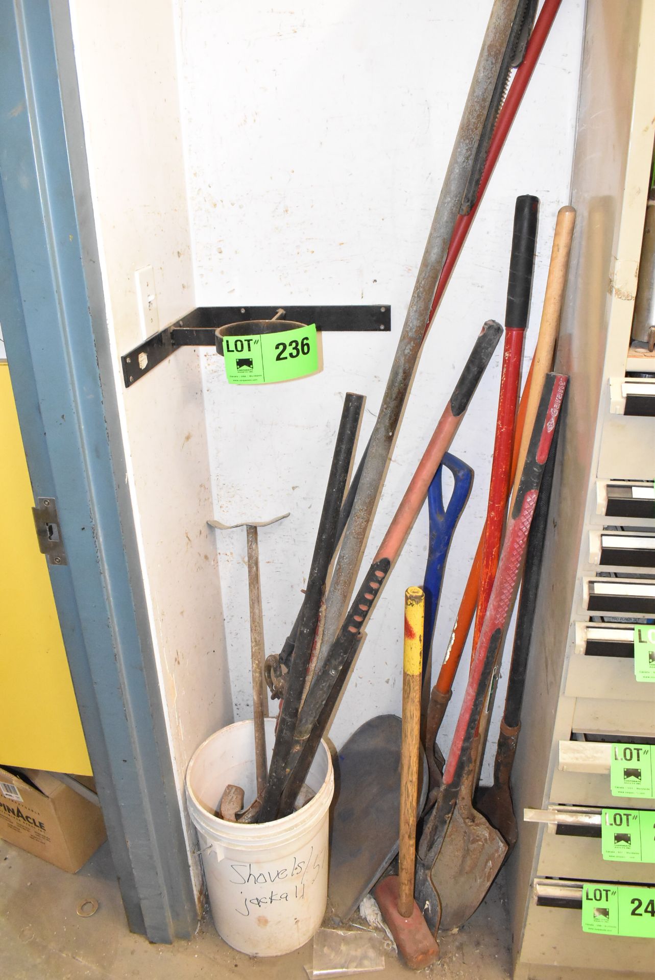 LOT/ HAND TOOLS SHOVELS AND SLEDGE HAMMER [RIGGING FEE FOR LOT #236 - $25 CAD PLUS APPLICABLE