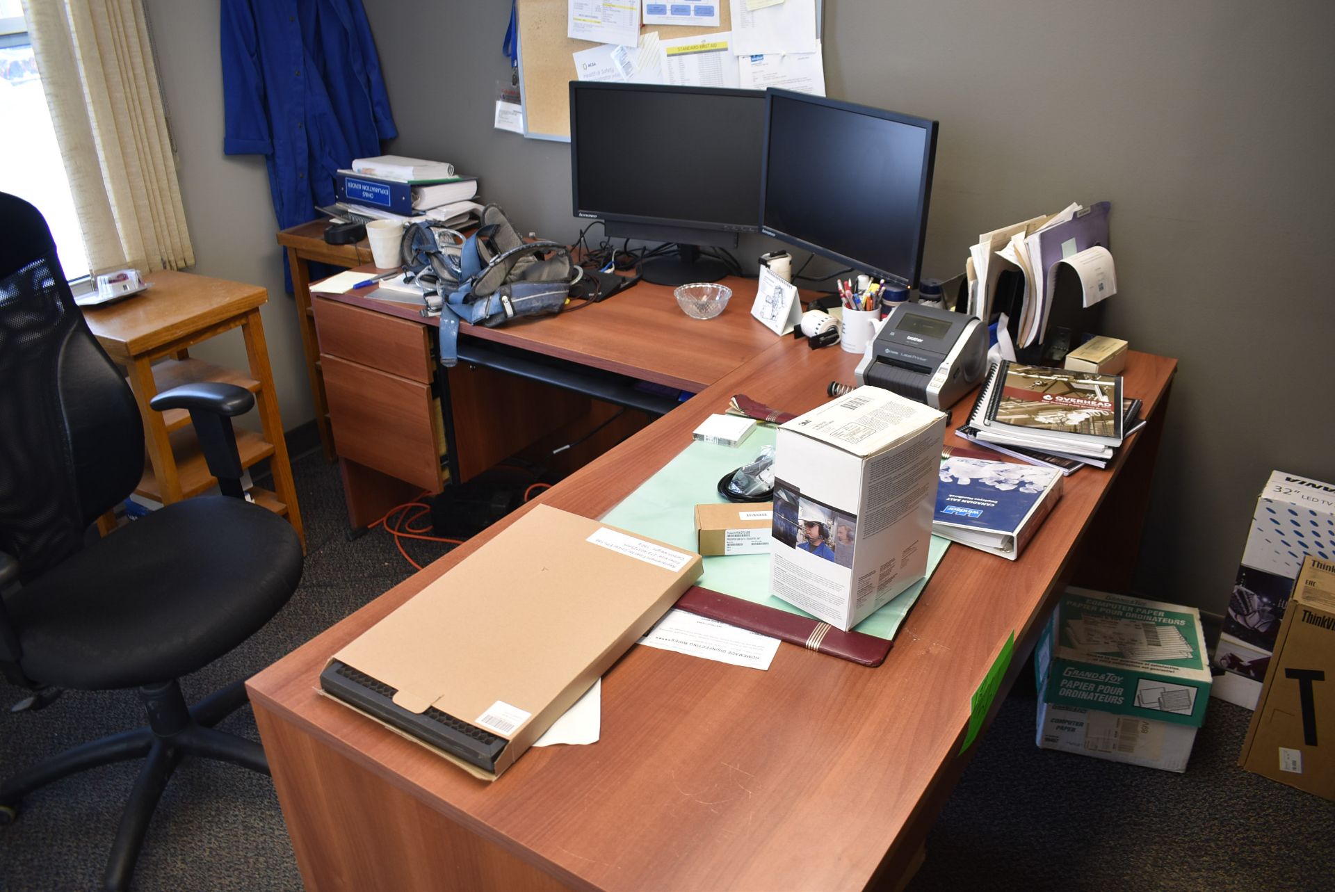 LOT/ CONTENTS OF OFFICE CONSISTING OF FURNITURE AND MONITORS AND CABINETS [RIGGING FEE FOR LOT # - Image 4 of 6