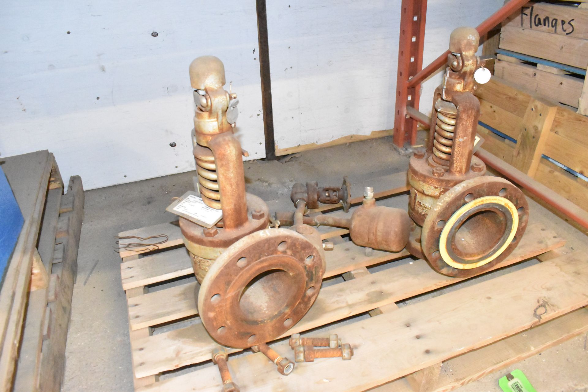 LOT/ CONTENTS OF SHELF CONSISTING OF COMPACTOR ROLLER HOUSING AND VALVES (CI) [RIGGING FEE FOR - Image 3 of 3