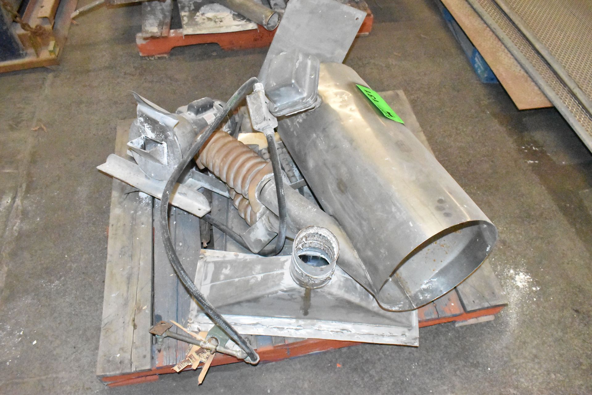 LOT/ CONVEYOR PARTS [RIGGING FEE FOR LOT #131 - $90 CAD PLUS APPLICABLE TAXES] - Image 3 of 4