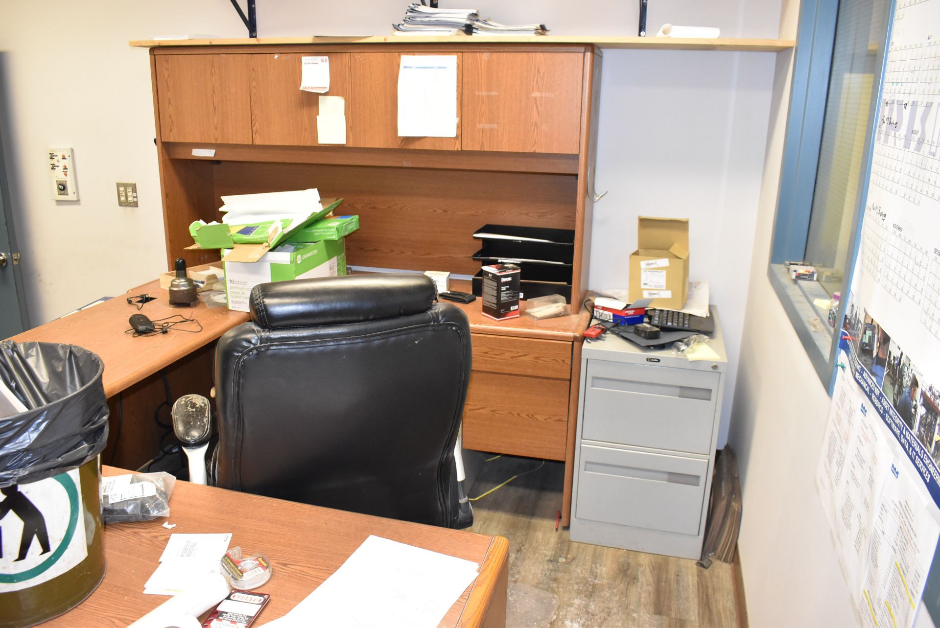 LOT/ CONTENTS OF OFFICE CONSISTING OF FURNITURE AND CABINETS [RIGGING FEE FOR LOT #569 - $240 CAD - Image 4 of 4