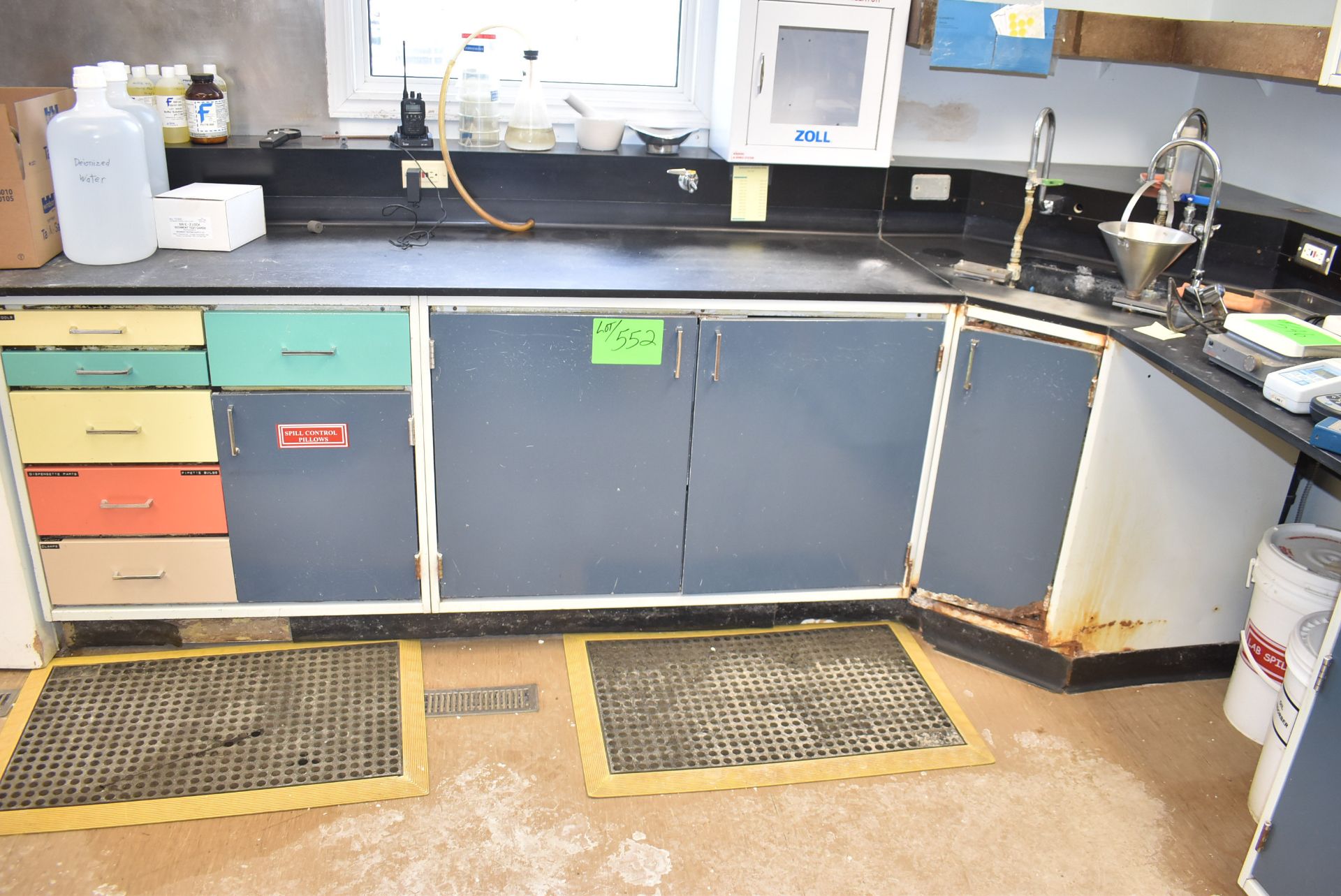 LOT/  LABORATORY WORK BENCH WITH SINK (CI) [RIGGING FEE FOR LOT #552 - $250 CAD PLUS APPLICABLE